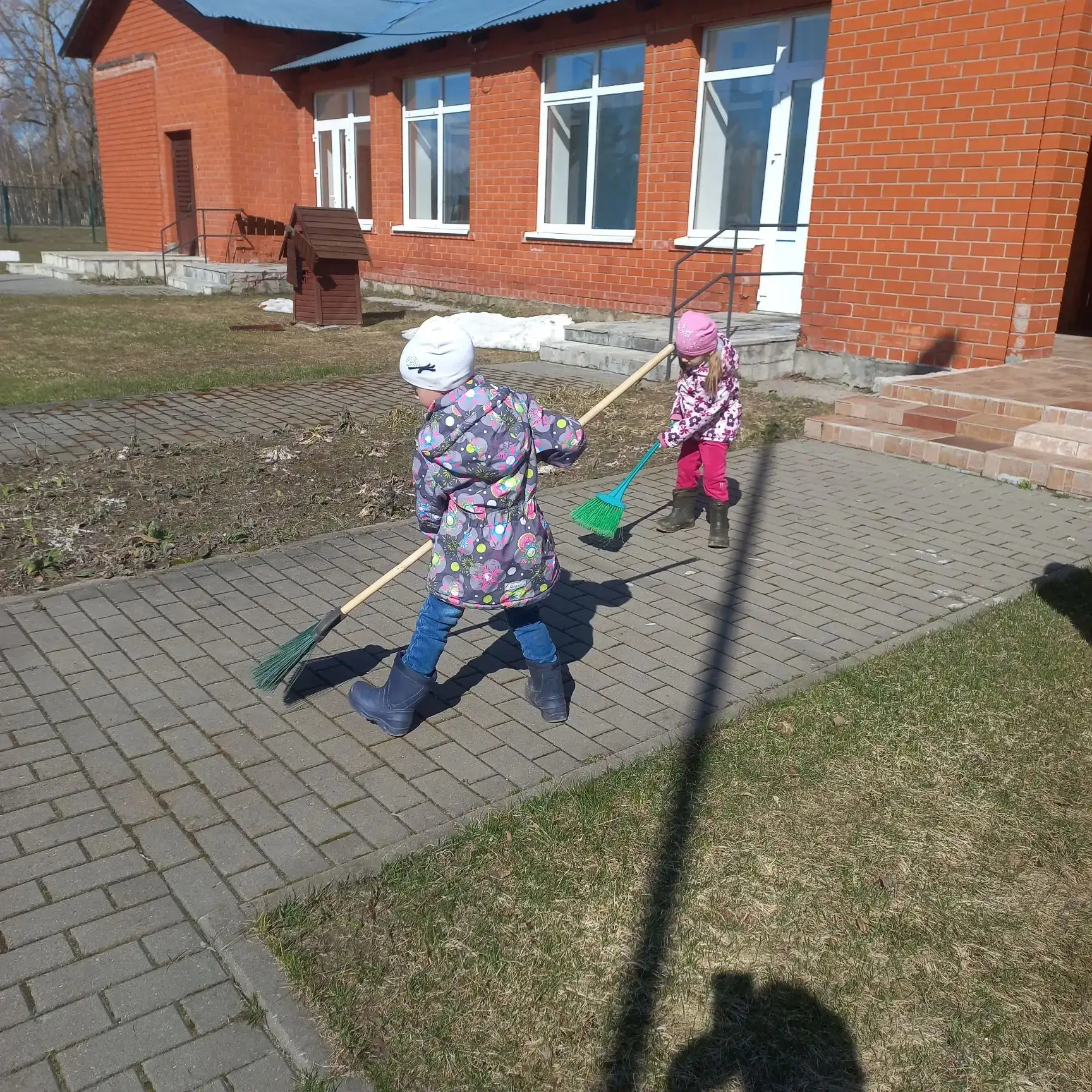 В рамках проведения месячника по санитарной очистке территорий воспитанники Ерахтурског...