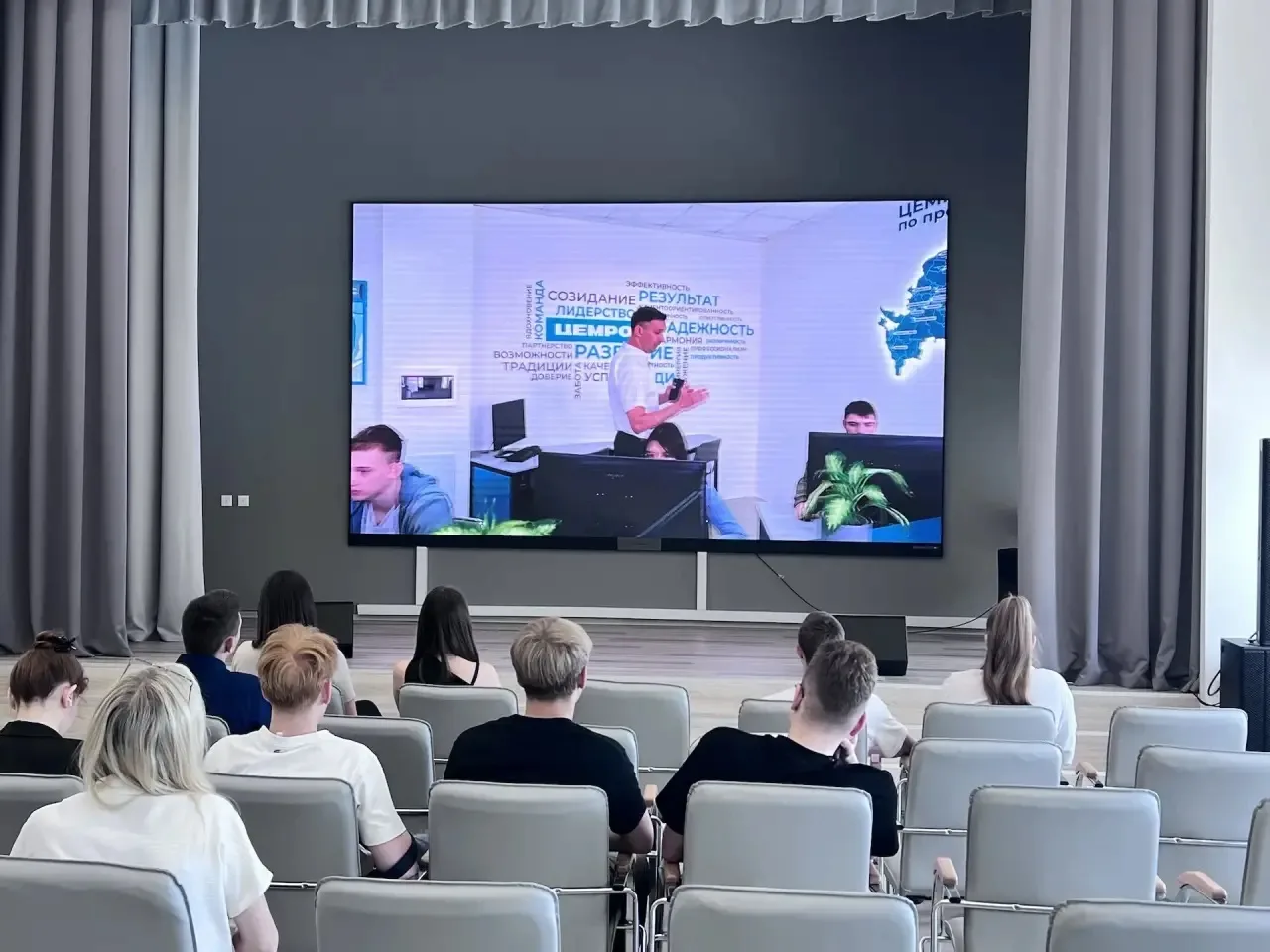 Сегодня у наших выпускников побывал в гостях заведующий кафедрой автомобильных и железных дорог Белг