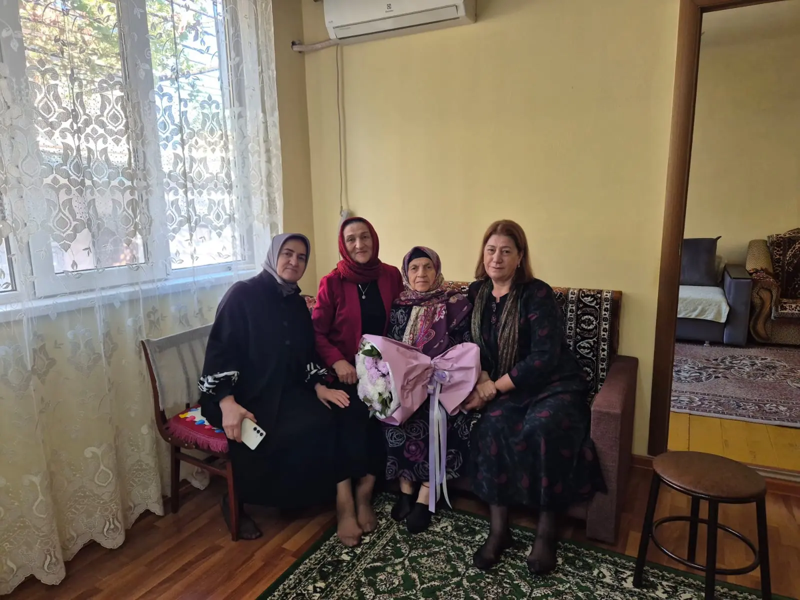 Учителя начальной школы посетили своих коллег — ветеранов педагогического труда, находя...