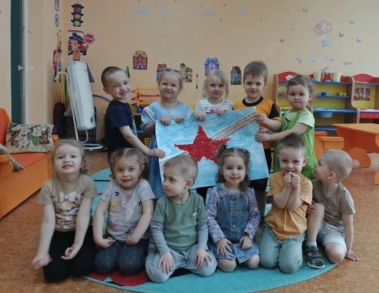 #ВРЕМЯДЕТСКОГОСАДА120 🕊️ С Днём Победы!  🤲Маленькими ладошками — за большое мирное небо🌈  💌Посмотрит