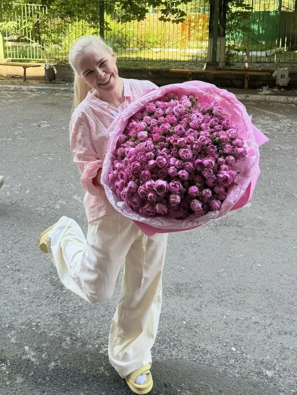 Вот такой букет сегодня от моих любимых коллег.

Знаю, что всем интересно, что за повод, но об этом 