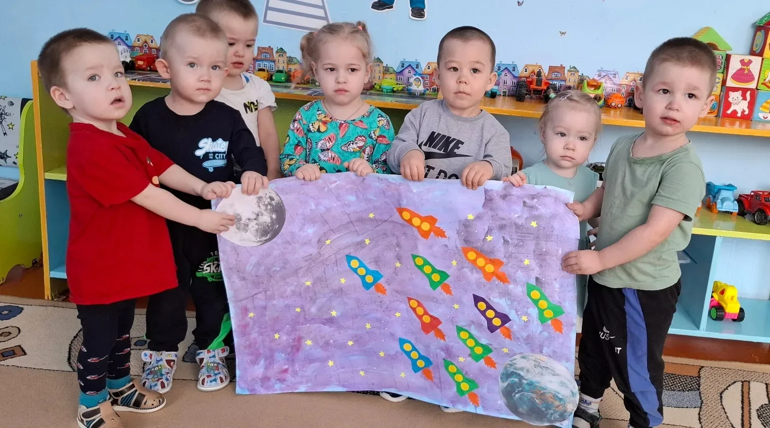 Видишь, вот летит ракета —