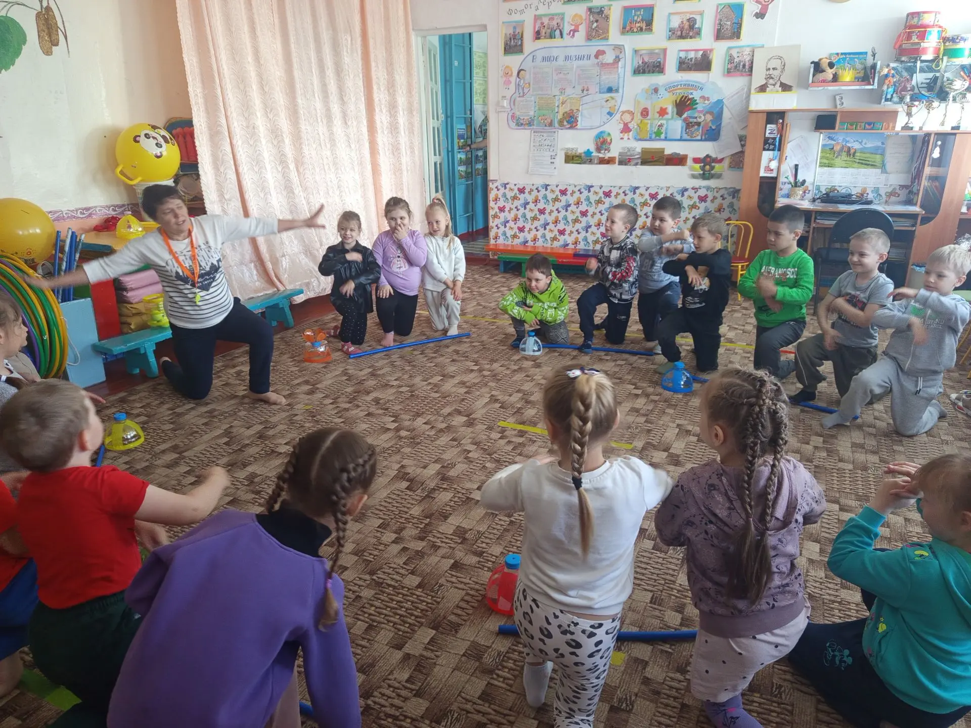 Зарядка повышает настроение! Сегодня подготовительная группа и старшая встретились утром, чтобы вмес