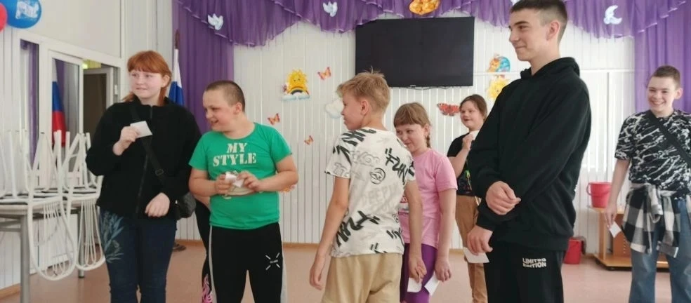 Сегодня ребята в наше пришкольном лагере изготоавливали аппликацию "Золотая рыбка", чит...
