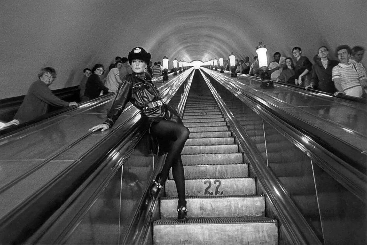 📸 Фото момент из жизни города: итальянская модель Карла Бруни, будущая жена президента...