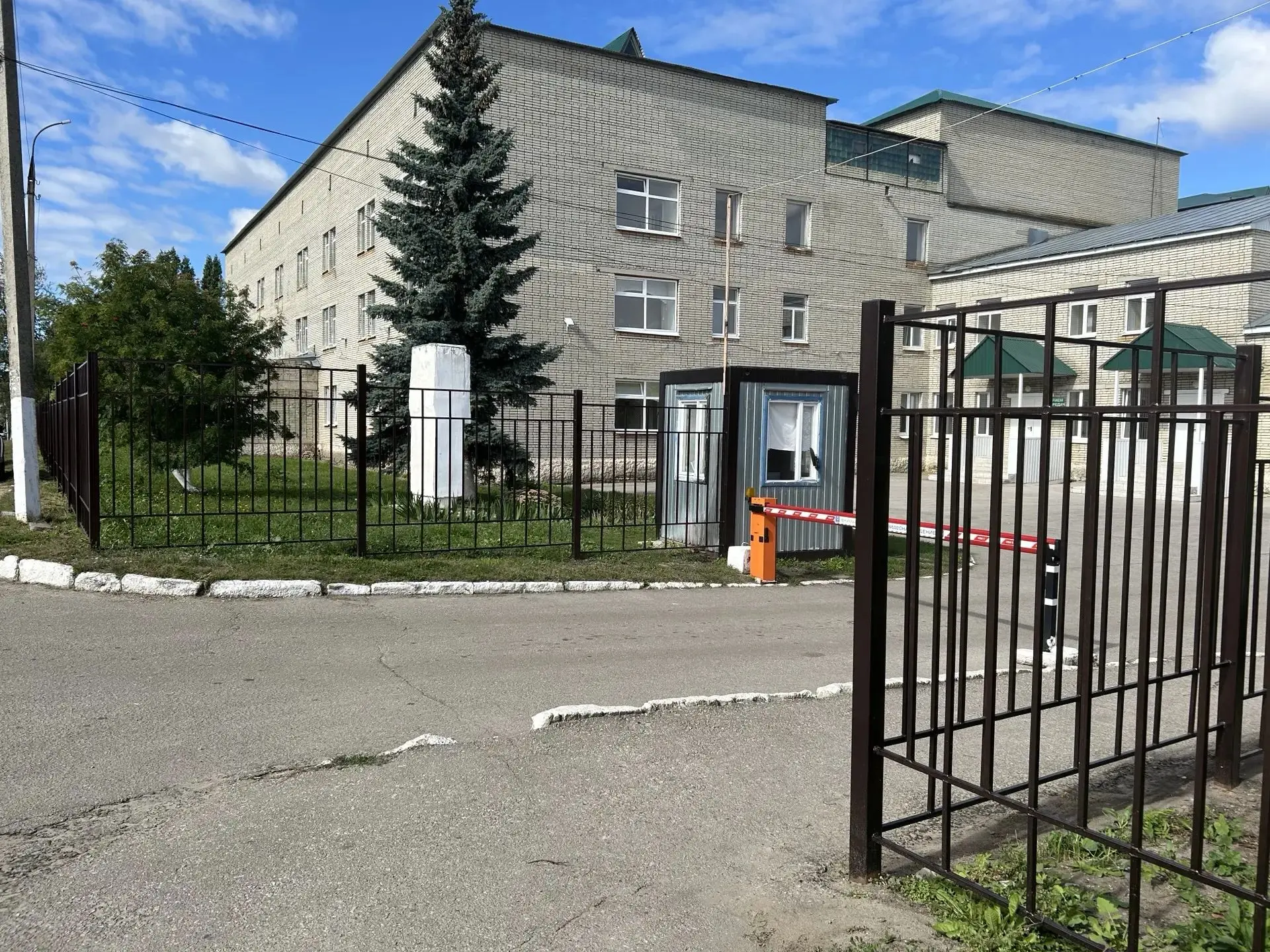 💫В Мокшанской районной больнице завершаются работы по установке ограждения территории....