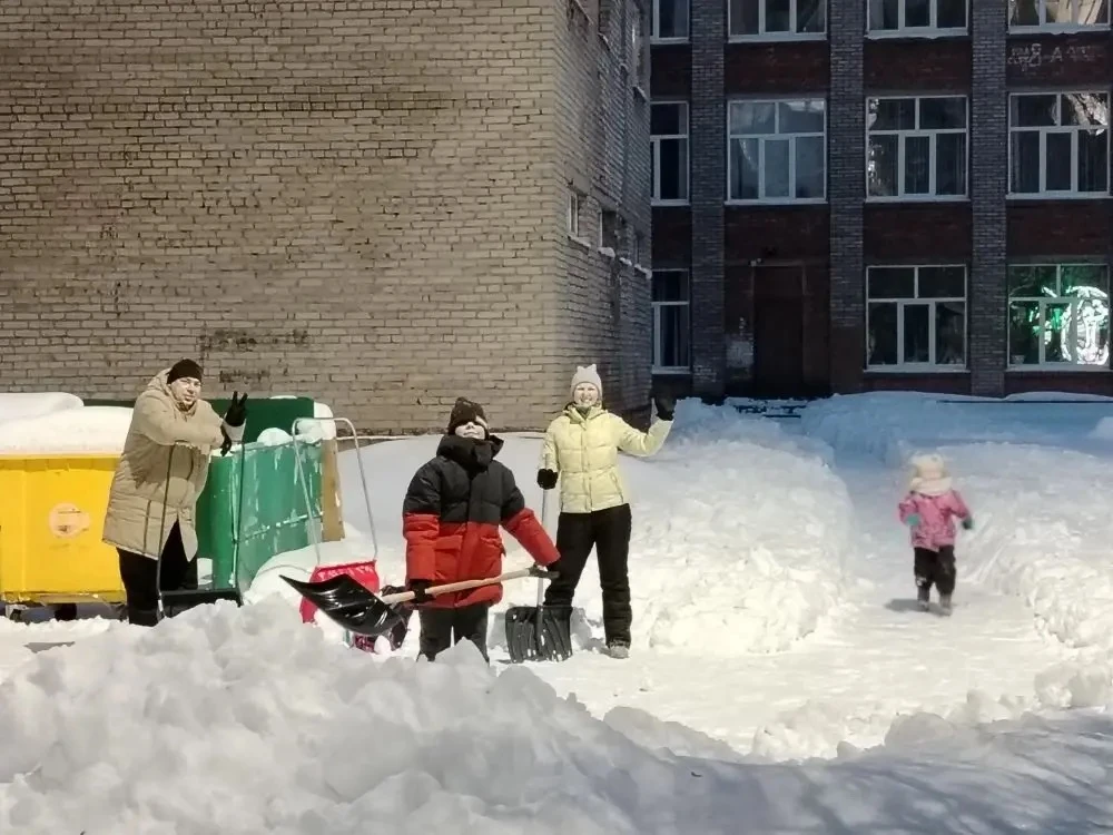 🌨️❄️ Уборка снега в нашем Лицее! ❄️🌨️  После сильного снегопада наша территория оказалась под толсты