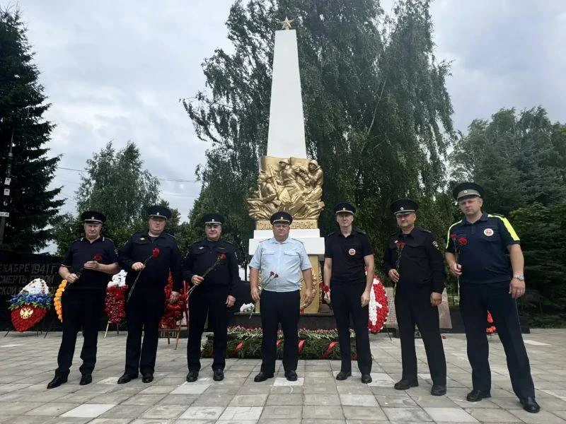 🕯️ Сотрудники красногорской Госавтоинспекции присоединились к патриотической акции «Никто не забыт,