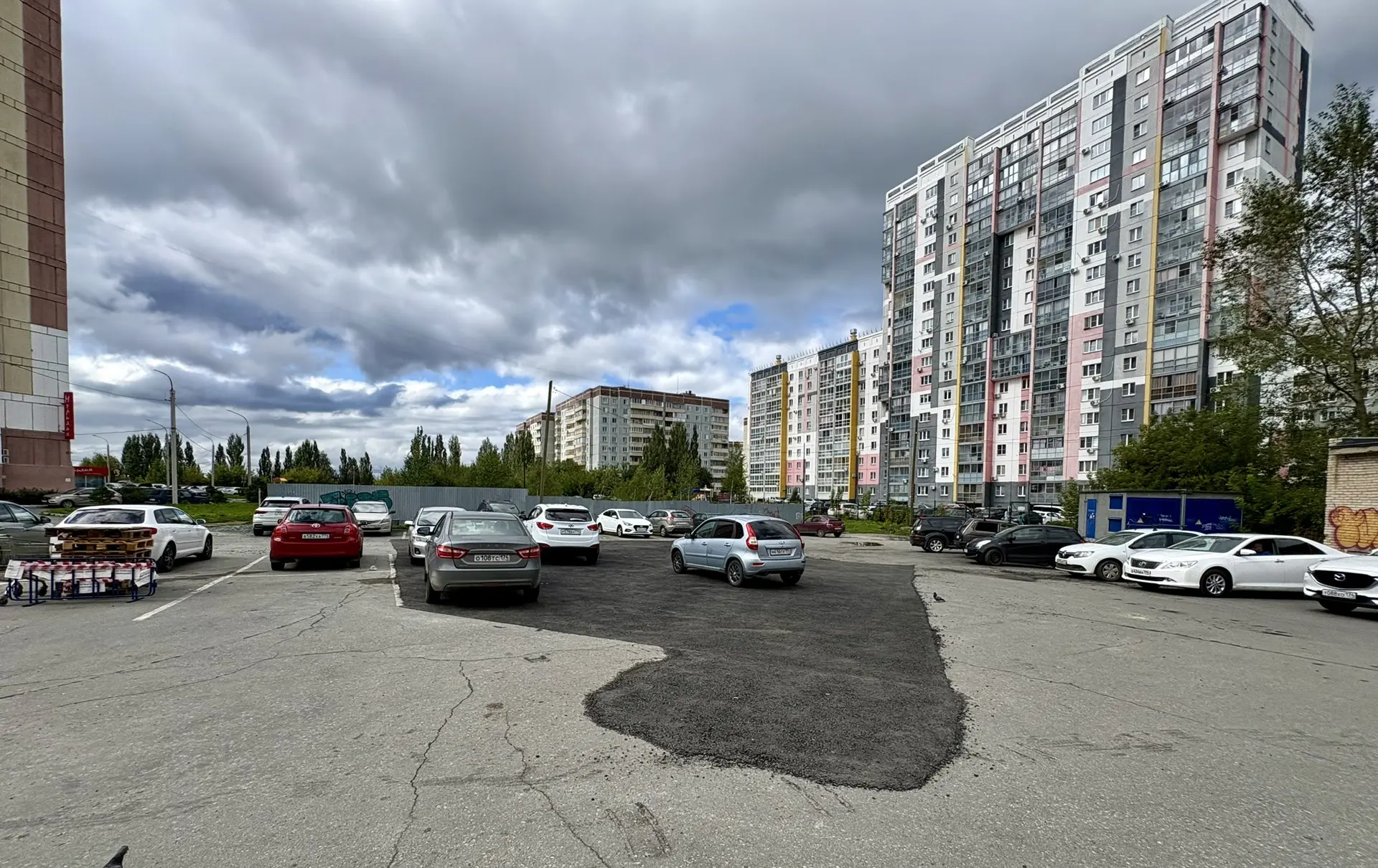 Возле Фестиваля заменили асфальт на небольшом участке стоянки.