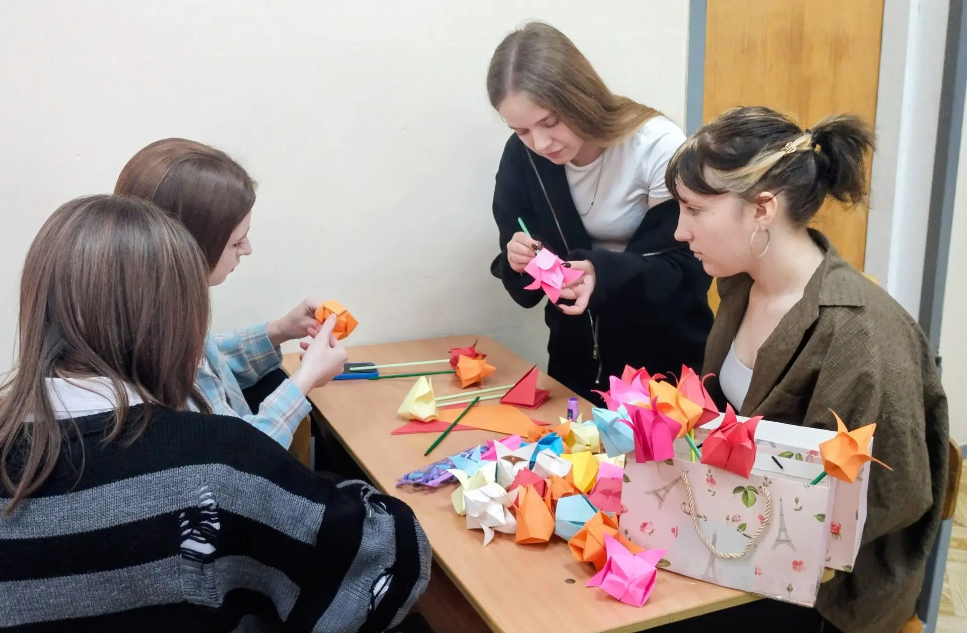 💐 Амбассадоры Профессионалитета поздравили педагогов с Днём учителя