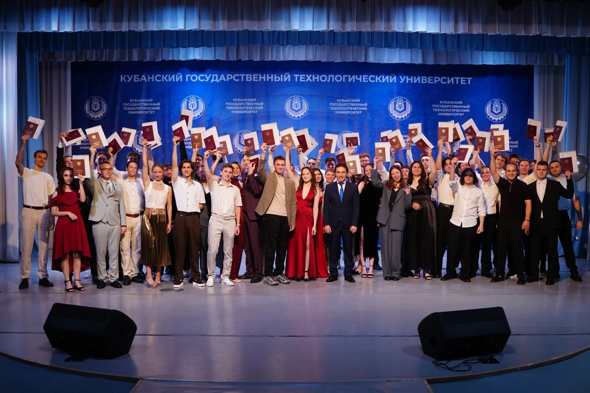 👍🤟✊🤙✌️ — не язык жестов, а церемония вручения дипломов ФИТК