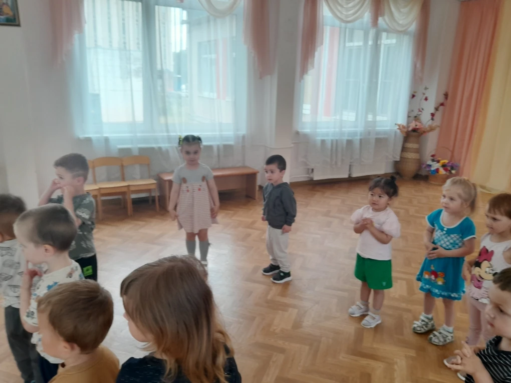 Музыкальный  летний  досуг в группах раннего  возраста.  Малыши танцевали,играли,смотре...