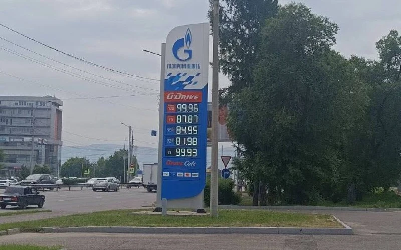 «Газпромнефть» ввела ограничения на продажу бензина в Красноярске.

Теперь на АЗС сети можно заправи