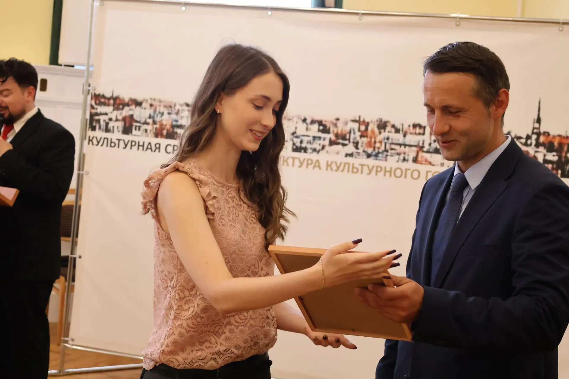 В администрации города в торжественной обстановке чествовали выпускников общеобразовате...