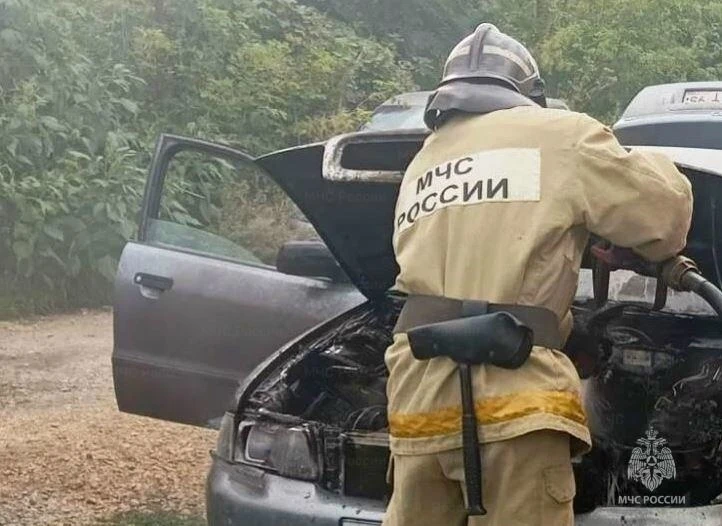 Вчера, в 16:35, в Ливнах едва не сгорел легковой автомобиль.