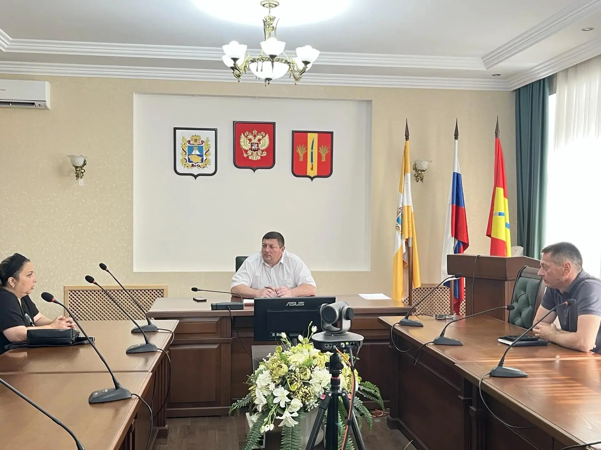 В завершение рабочего дня провёл приём граждан. Среди обратившихся — участник специальн...