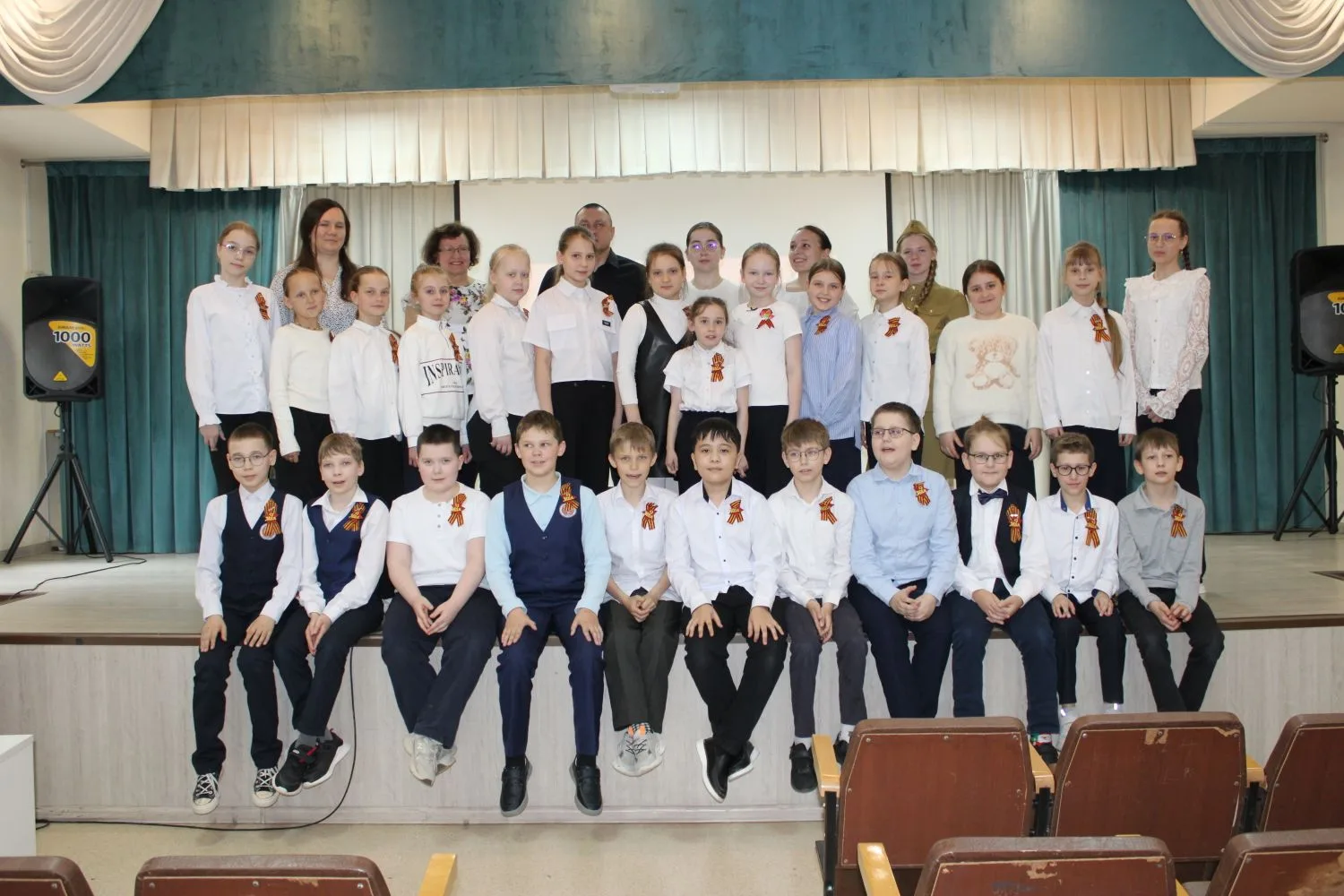 Ученики и преподаватели нашей школы вместе с Детской школой искусств №12 провели линейку в честь дня