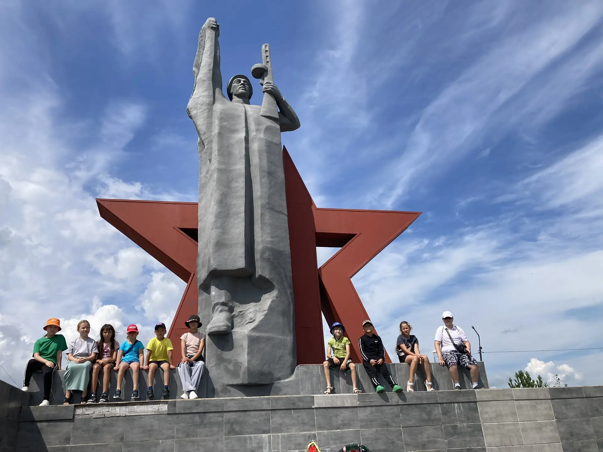7 июля по инициативе совета родителей школы группа учащихся вместе с родителями посетила достопримеч