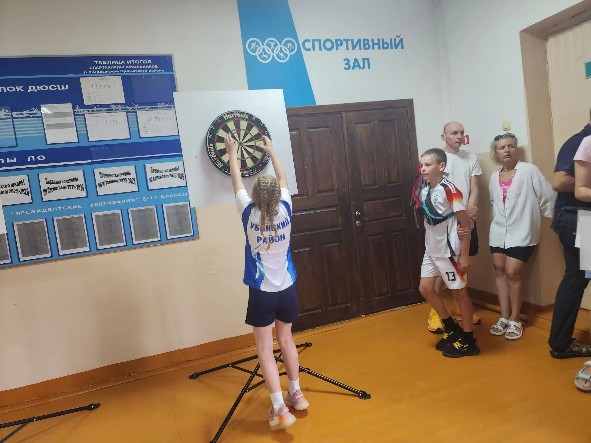 3 числа семейная команда выступила в 2 соревнованиях: 1. Дартс                                      