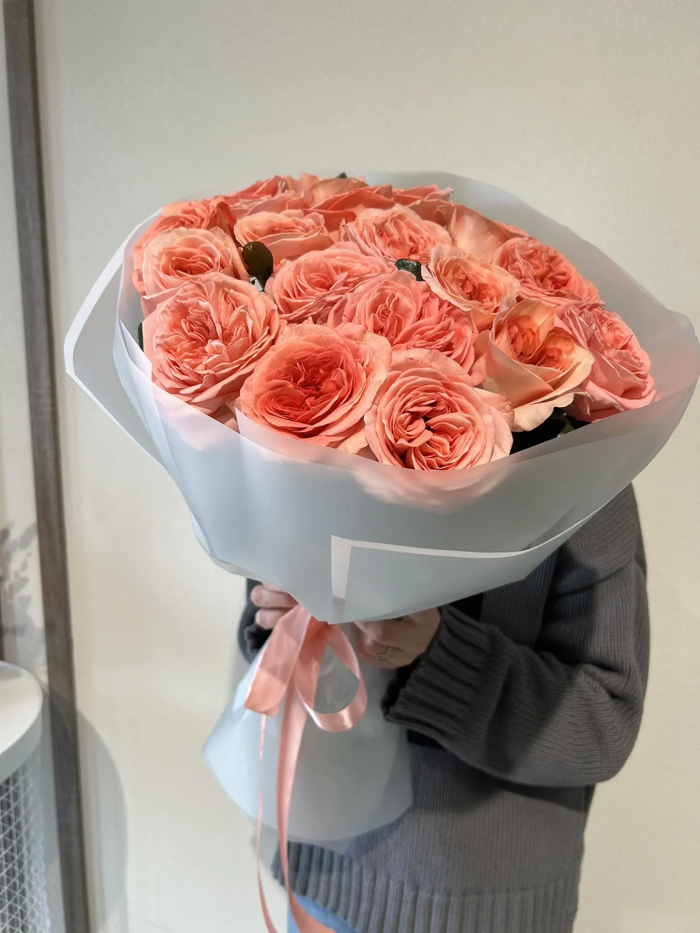 17 ажурных роз 🧡
Яркий букет, который сразу задаёт настроение.

Подойдёт и в подарок, и просто пора