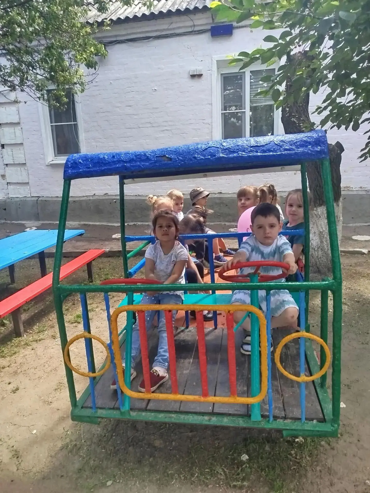 Дождались! Наступило оно — долгожданное лето! ☀️
Дети играют, бегают и скачут без устали. С утра на 