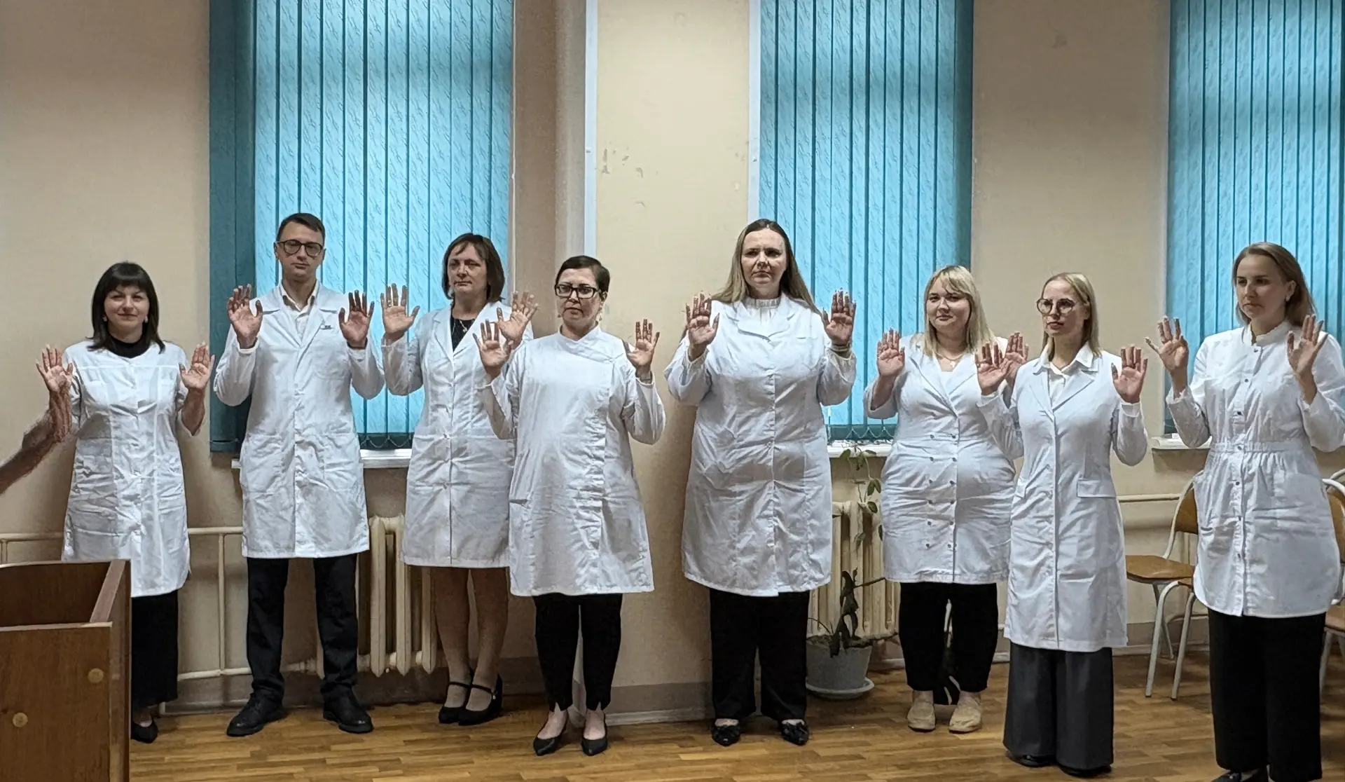 А в Рязани медики запели прямо на работе😄