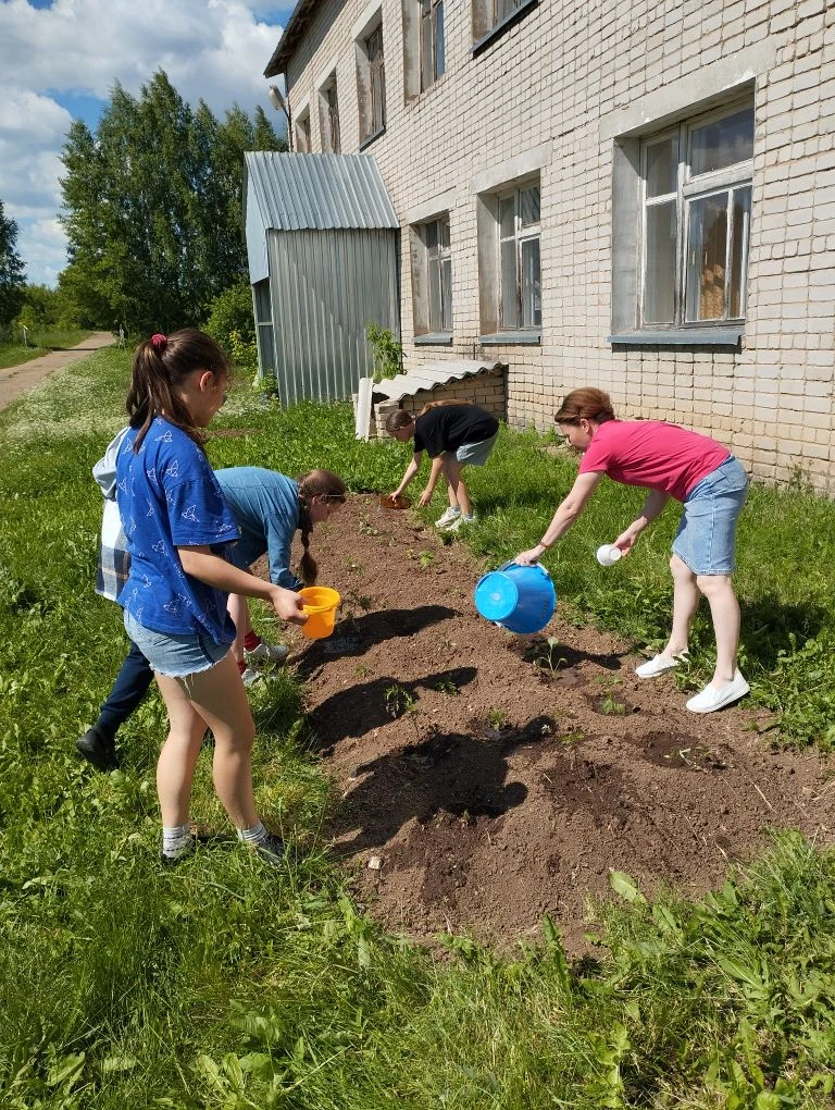 Сегодня день в лагере начался с трудовой операции, поливки клумб. А затем ребята стали ...