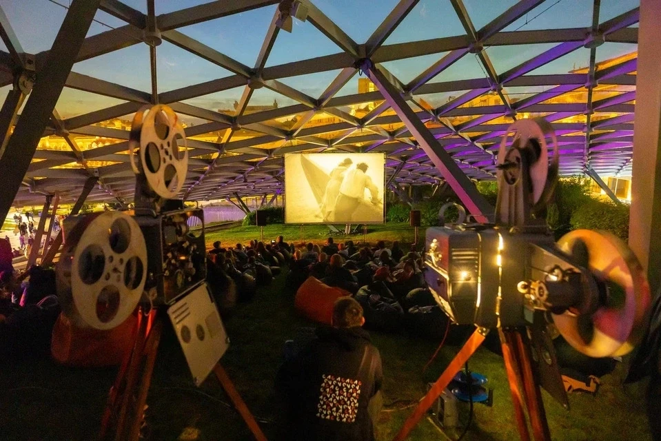 🎬 Бесплатные кинопоказы под открытым небом в парке «Зарядье»