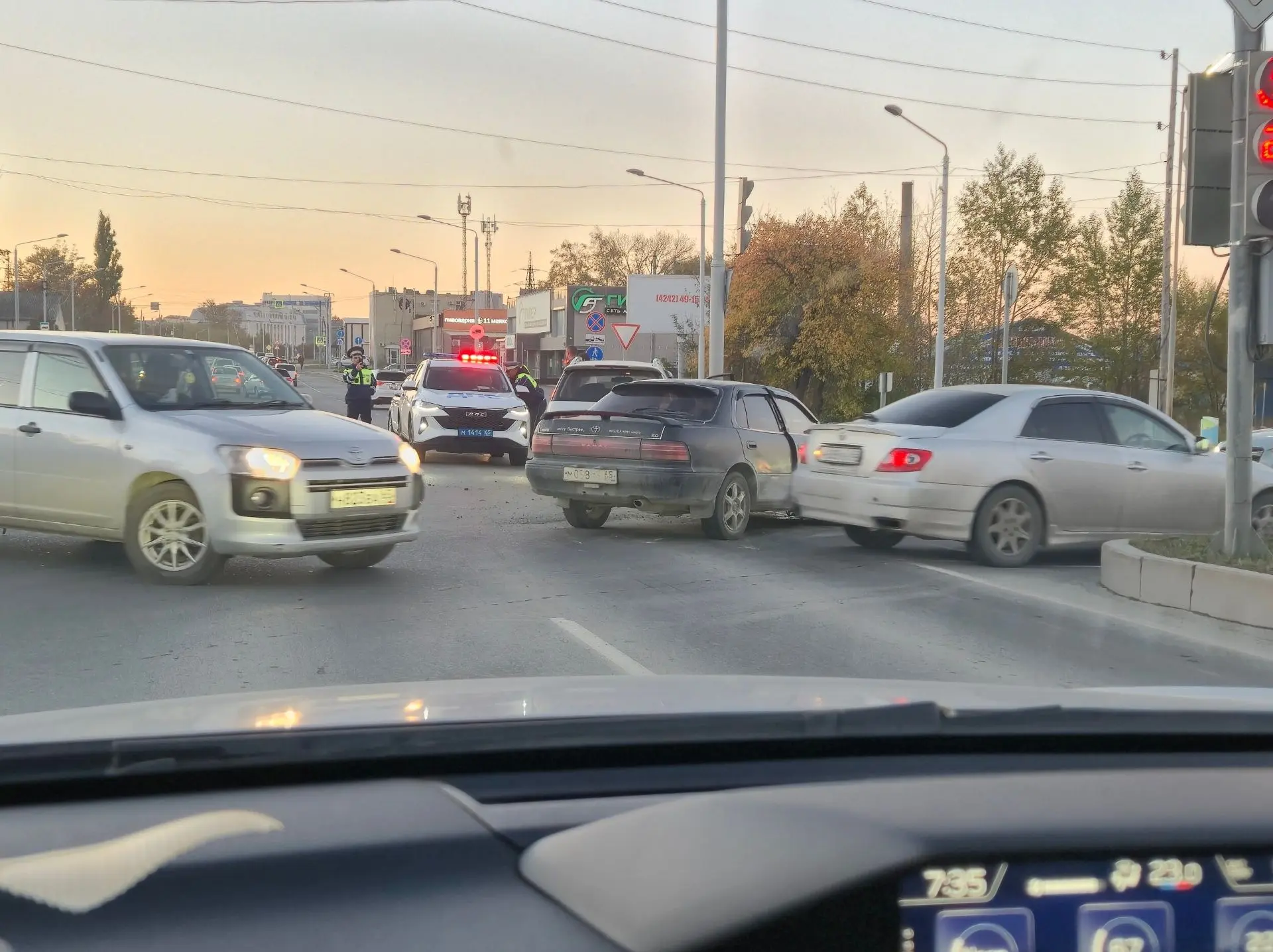 Сегодня утром на одном перекрестке Южно-Сахалинска —  улиц Ленина и Транзитной — произо...