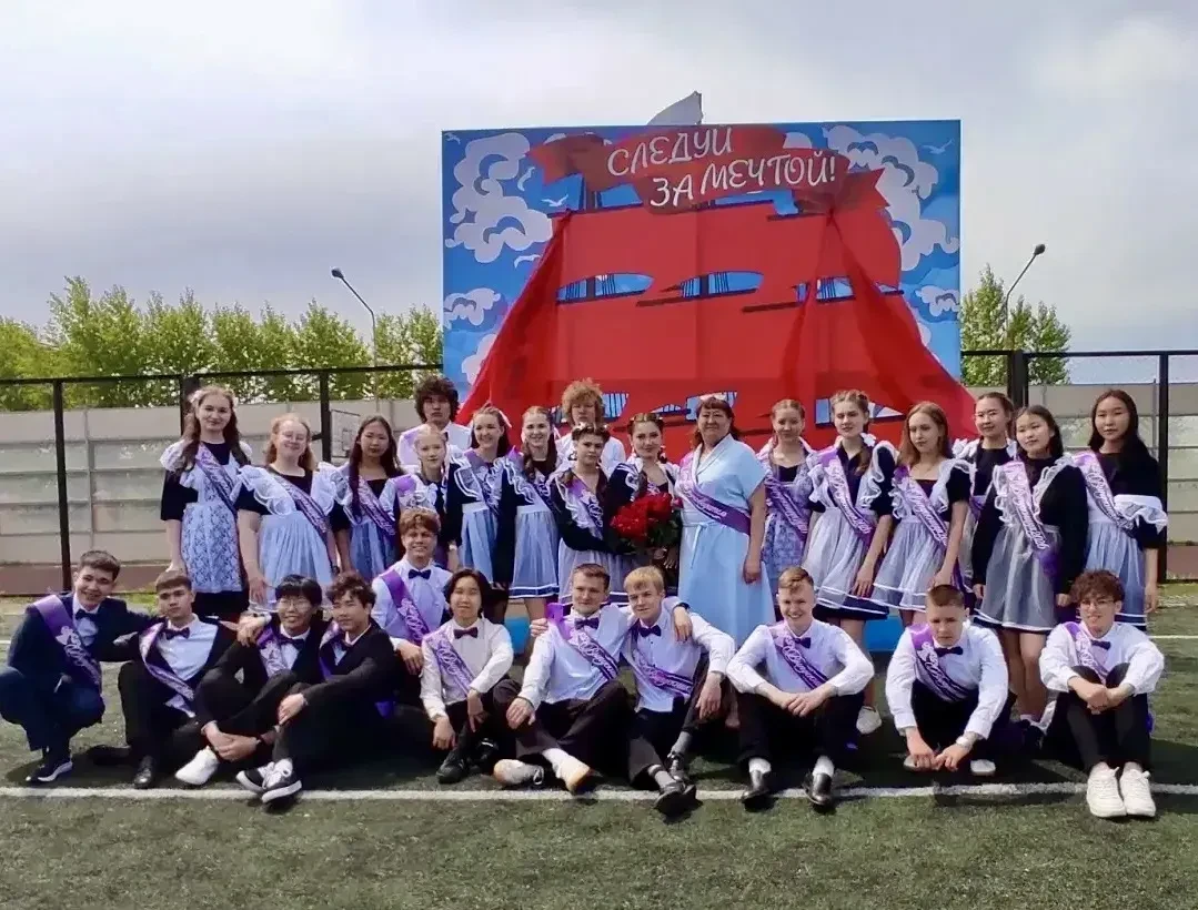 🎉 Торжественно и трогательно прошёл последний звонок для 81‑го выпуска нашей любимой 65‑й школы!  ❤️