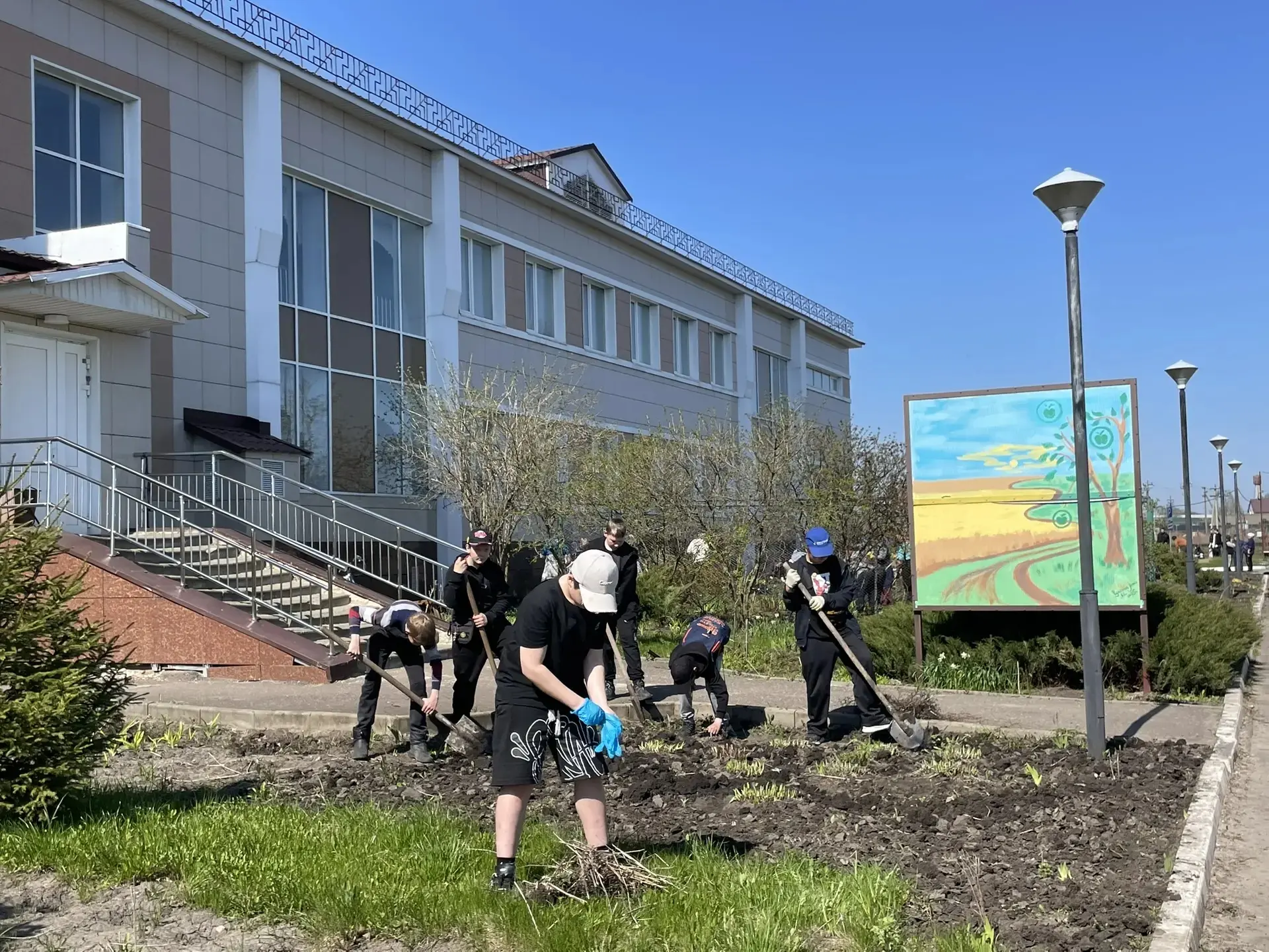 🌿 Солнце, воздух и общее дело: как Татановская школа встретила весну трудовым десантом  Сегодня наша