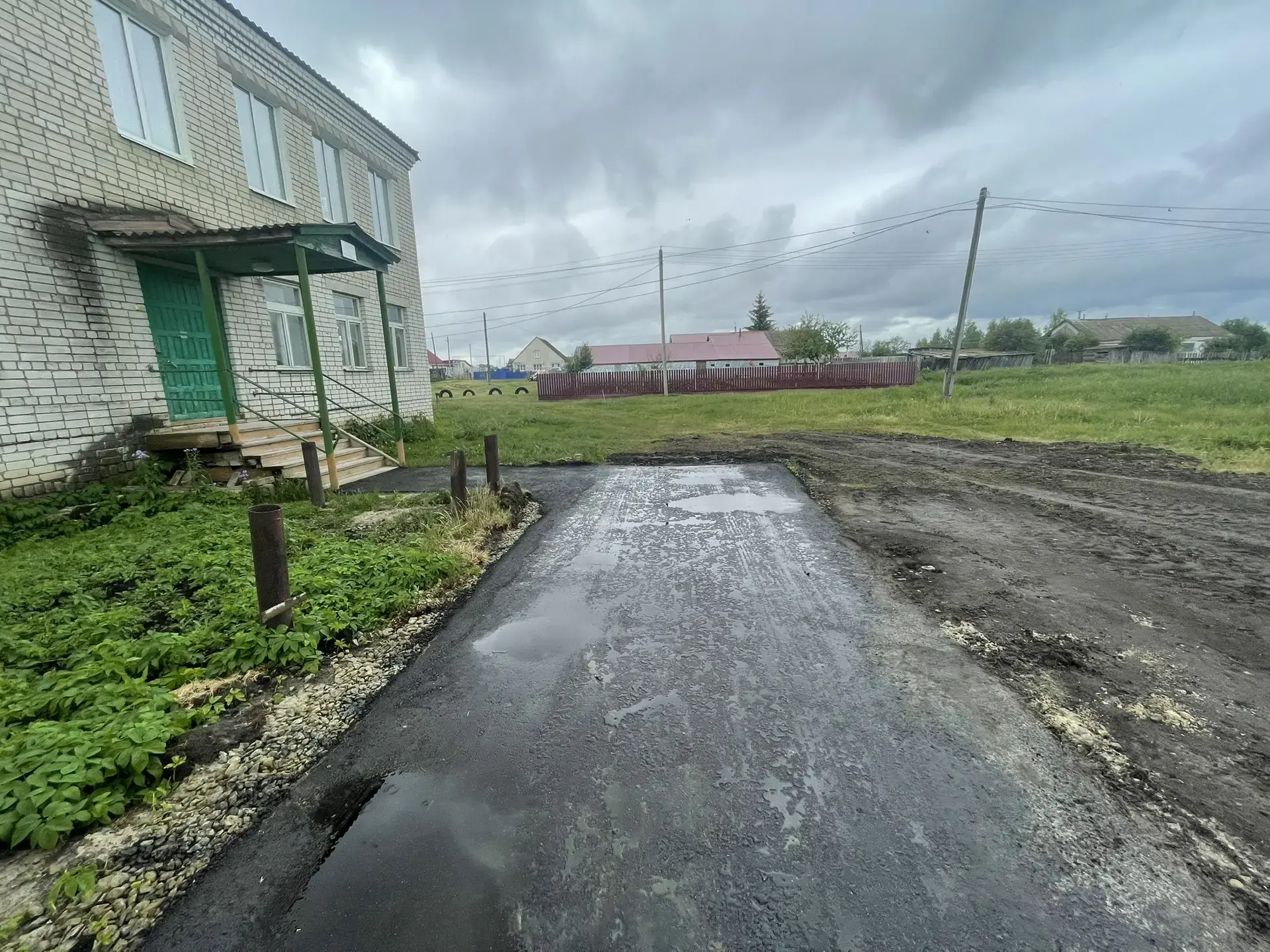 Закончилась укладка асфальтобетонного покрытия в селе Сосновка у ФАПА.