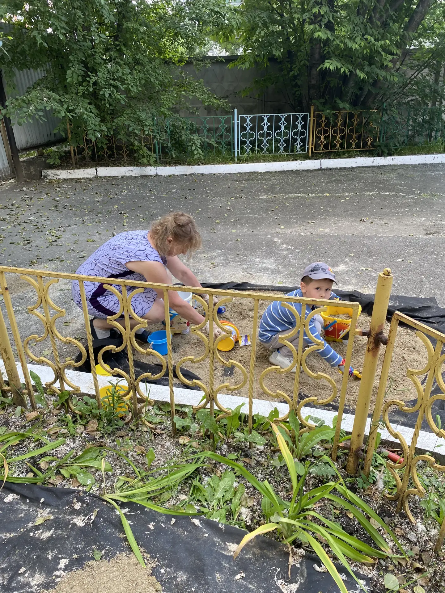 Благодарим родителей за активное участие в создании «Эко-уголка» на территории детского сада!
Наш уг