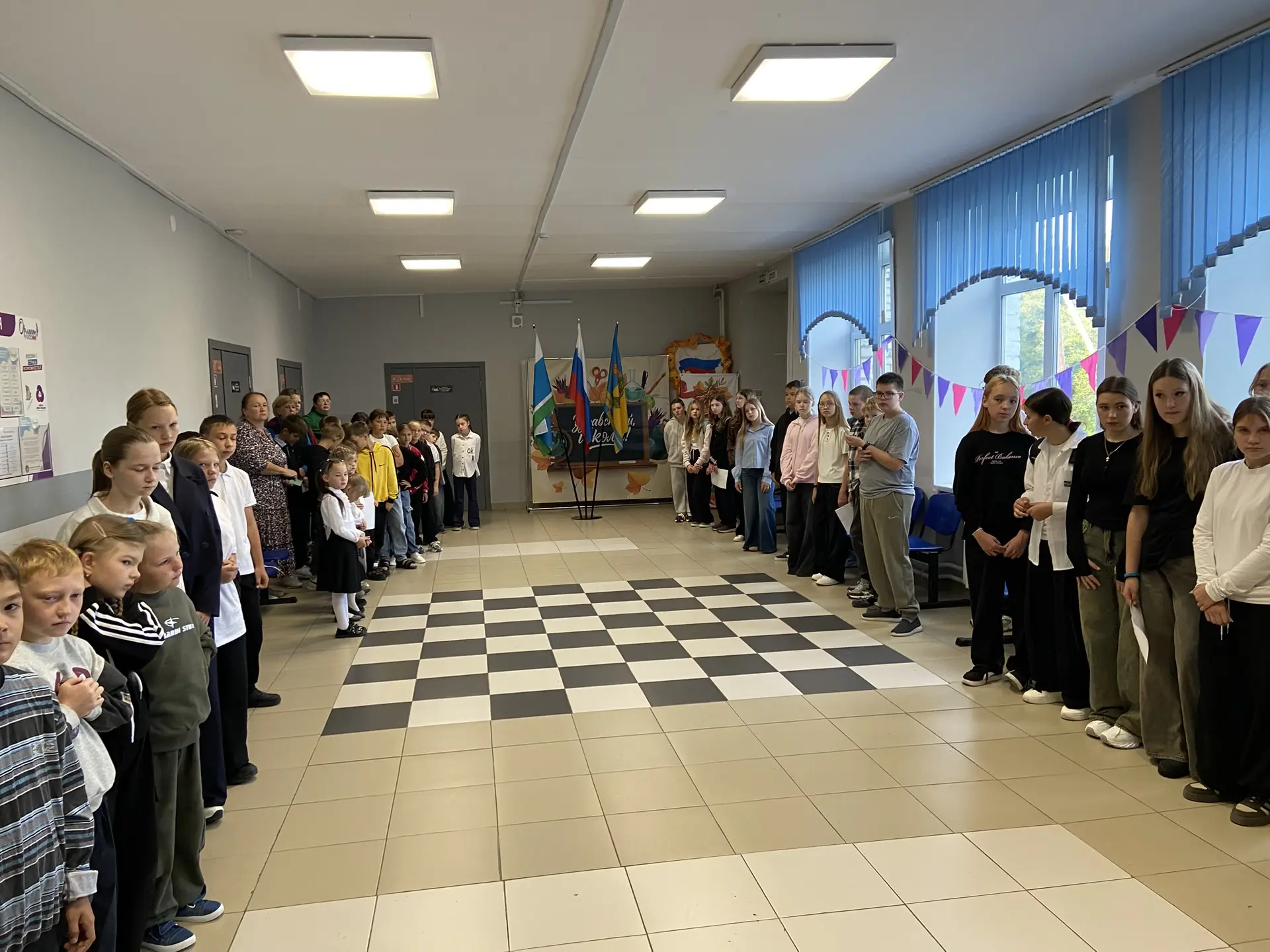 Новая учебная неделя в нашей школе началась с торжественной линейки! 🇷🇺