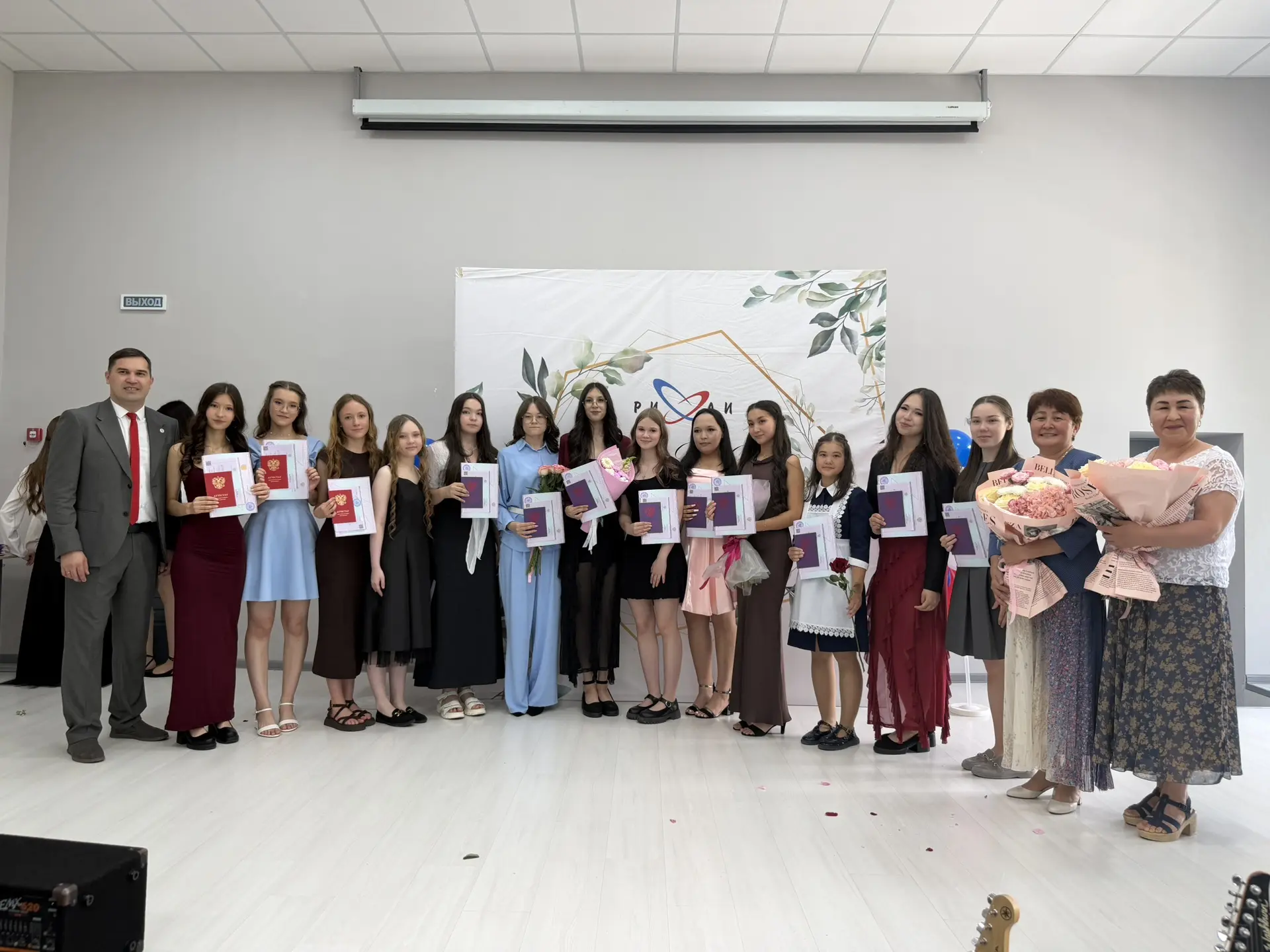 🎉В РИЛИ прошёл выпускной для 9 классов!

Сегодня у нас произошло важное событие: В Республиканском 