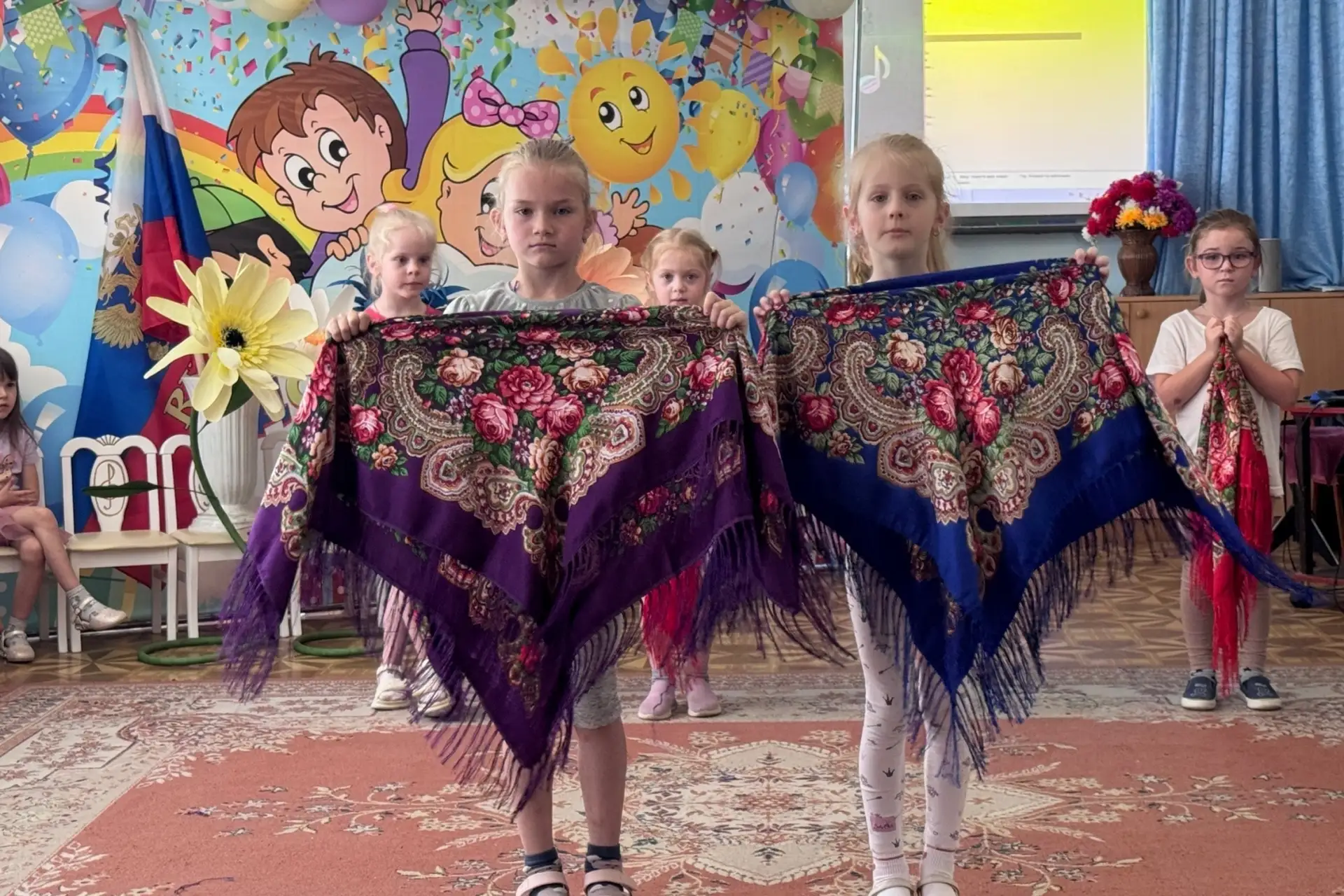 Отмечаем День России
В группе «Сказка» прошел музыкальный праздник, посвященный Дню независимости.  