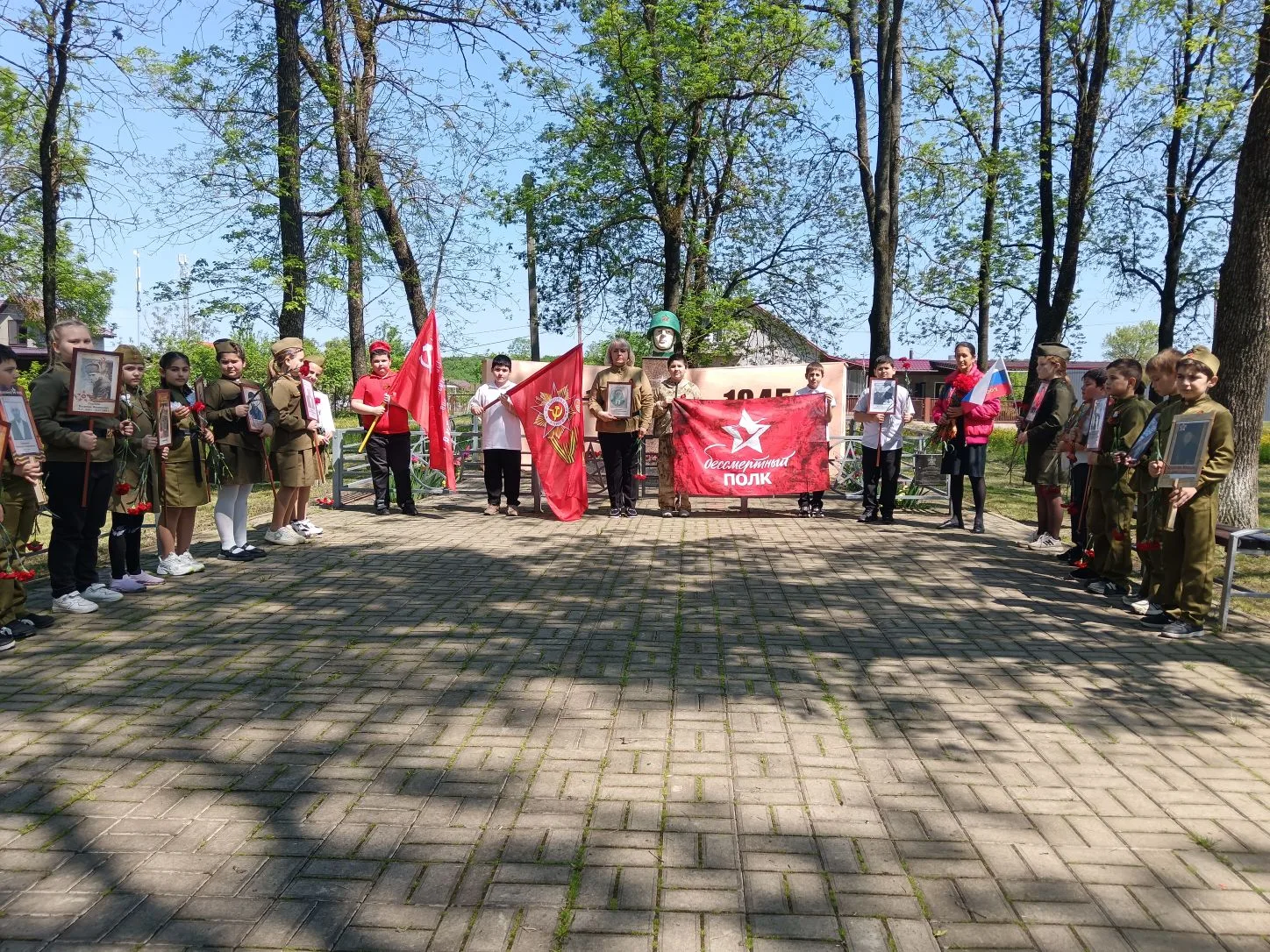 🎗️🪻 Возложение цветов к памятнику погибшим воинам — традиционный ритуал, символизирую...