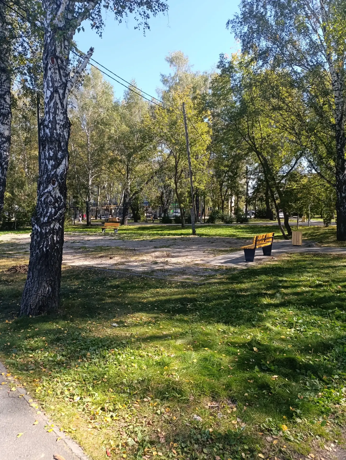 В сквере Авиаторов продолжается обновление, на сегодня установлены новые лавочки, урны,...