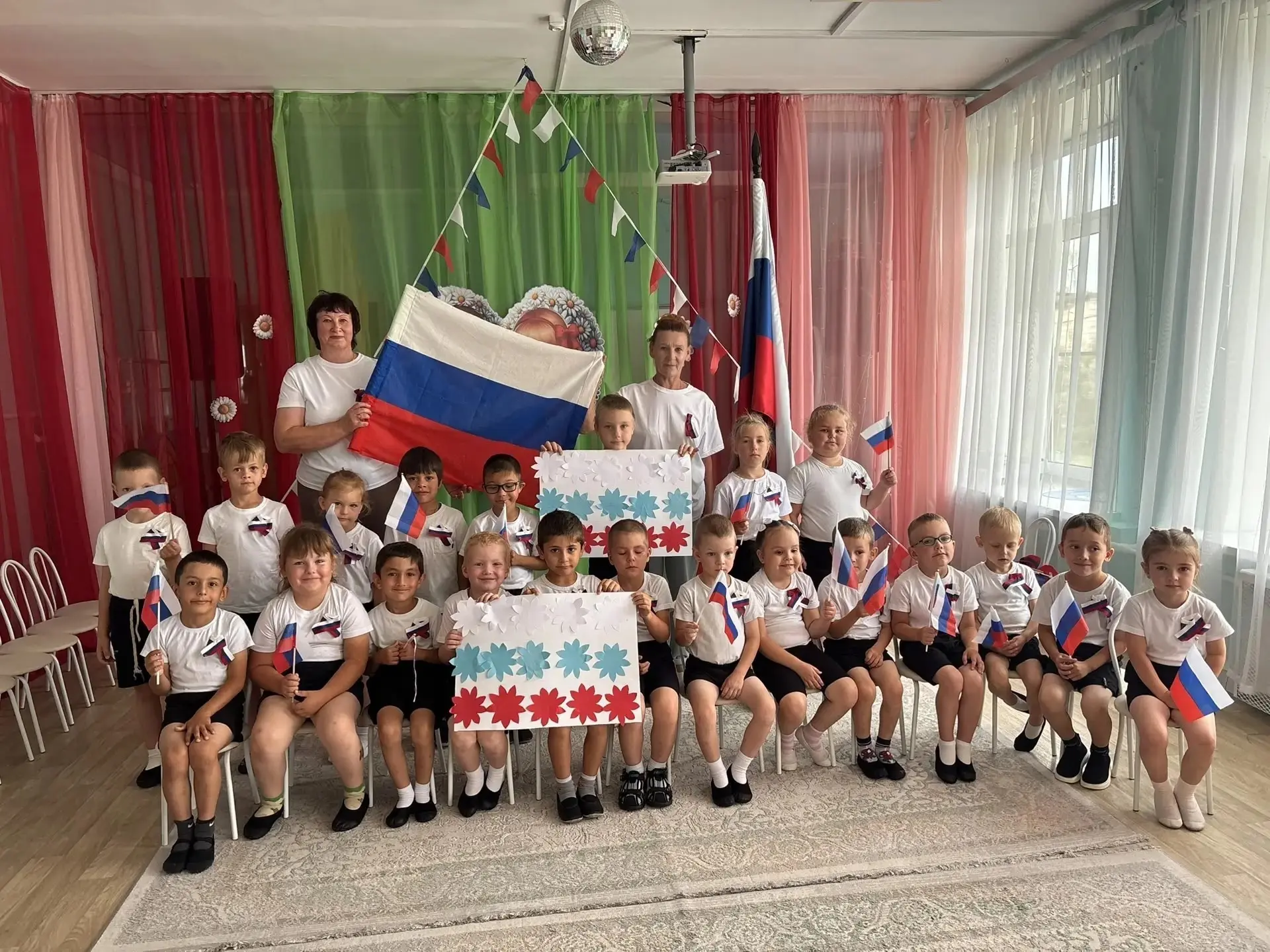 Познавательно- творческое мероприятие  " День флага" 🇷🇺