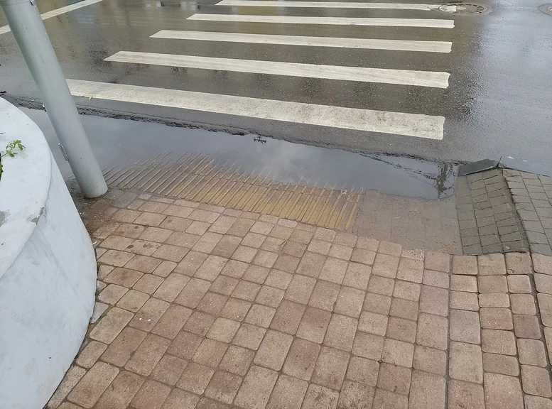 Где-то там под водой скрываются зелёная и красная ленточки светофора... 😻