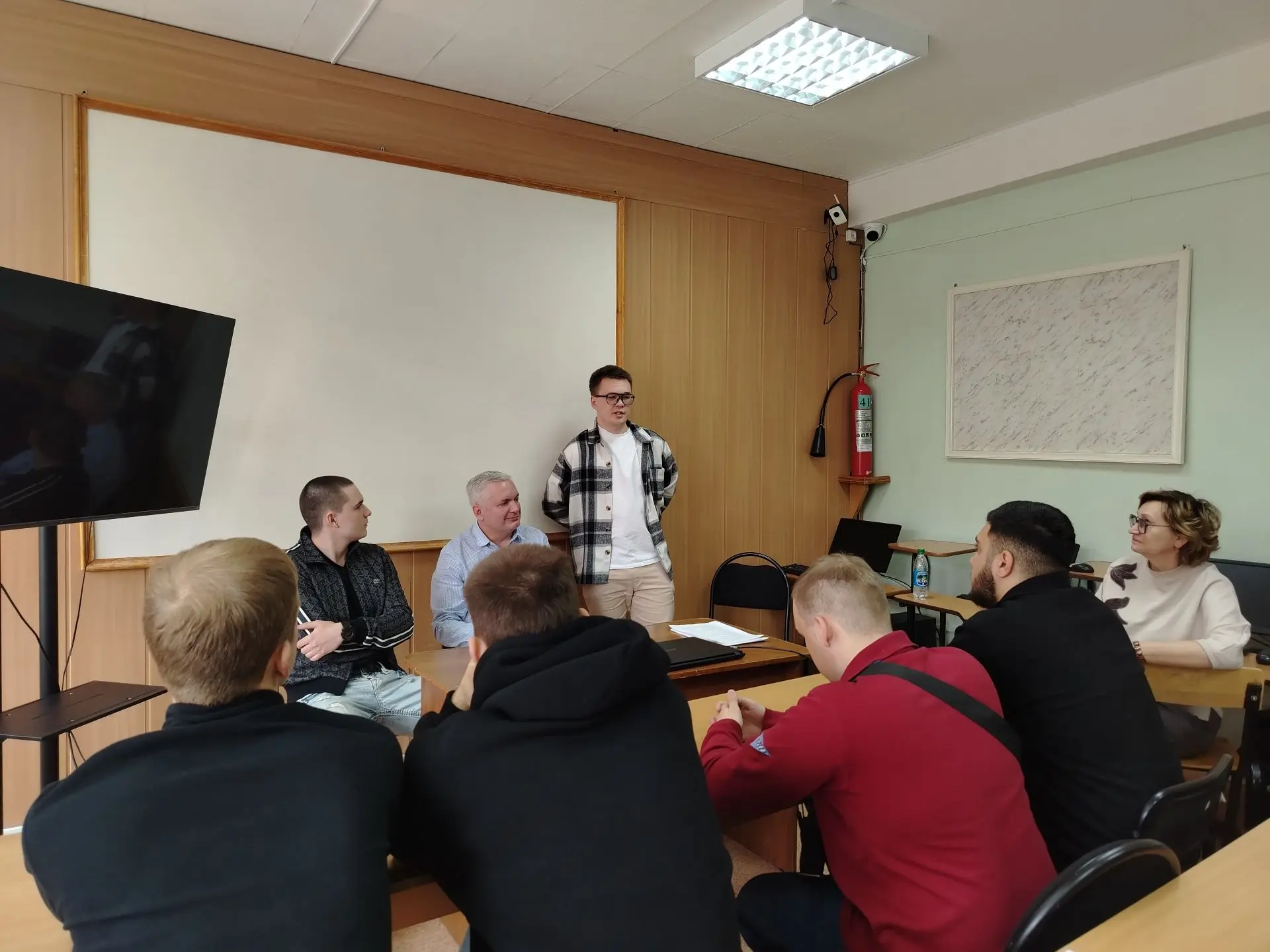 Не солдат в окопе, а пилот и аналитик в одном лице
