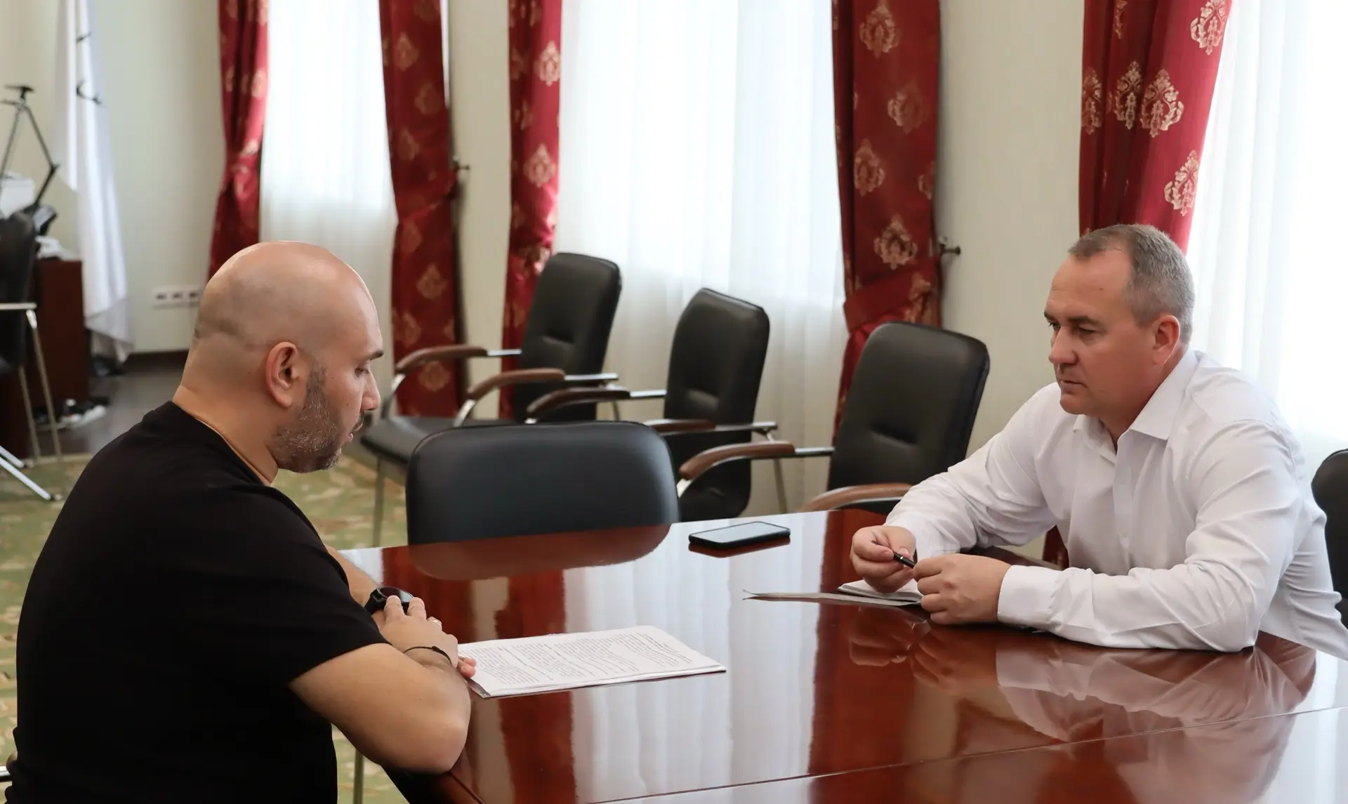 Провел рабочую встречу с председателем постоянной комиссии городской Думы по патриотиче...