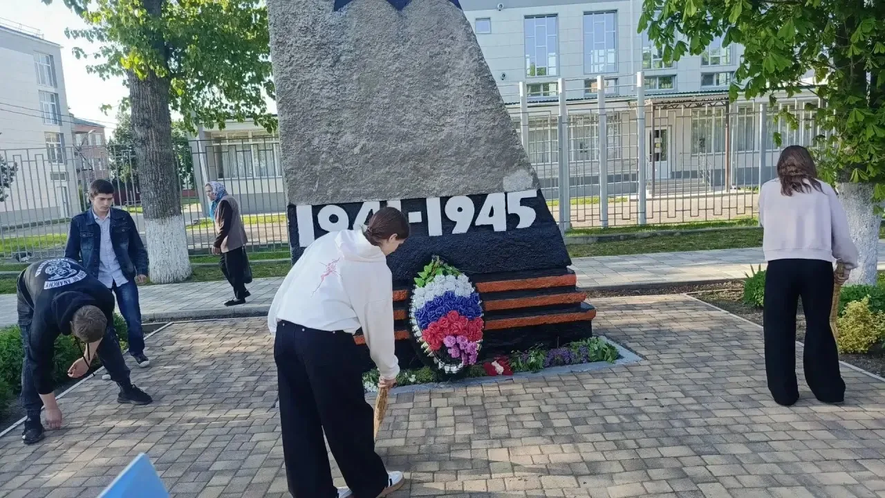🌿 Накануне Дня Победы: студенты привели в порядок памятник  8 мая 2026 года, в преддверии великого п