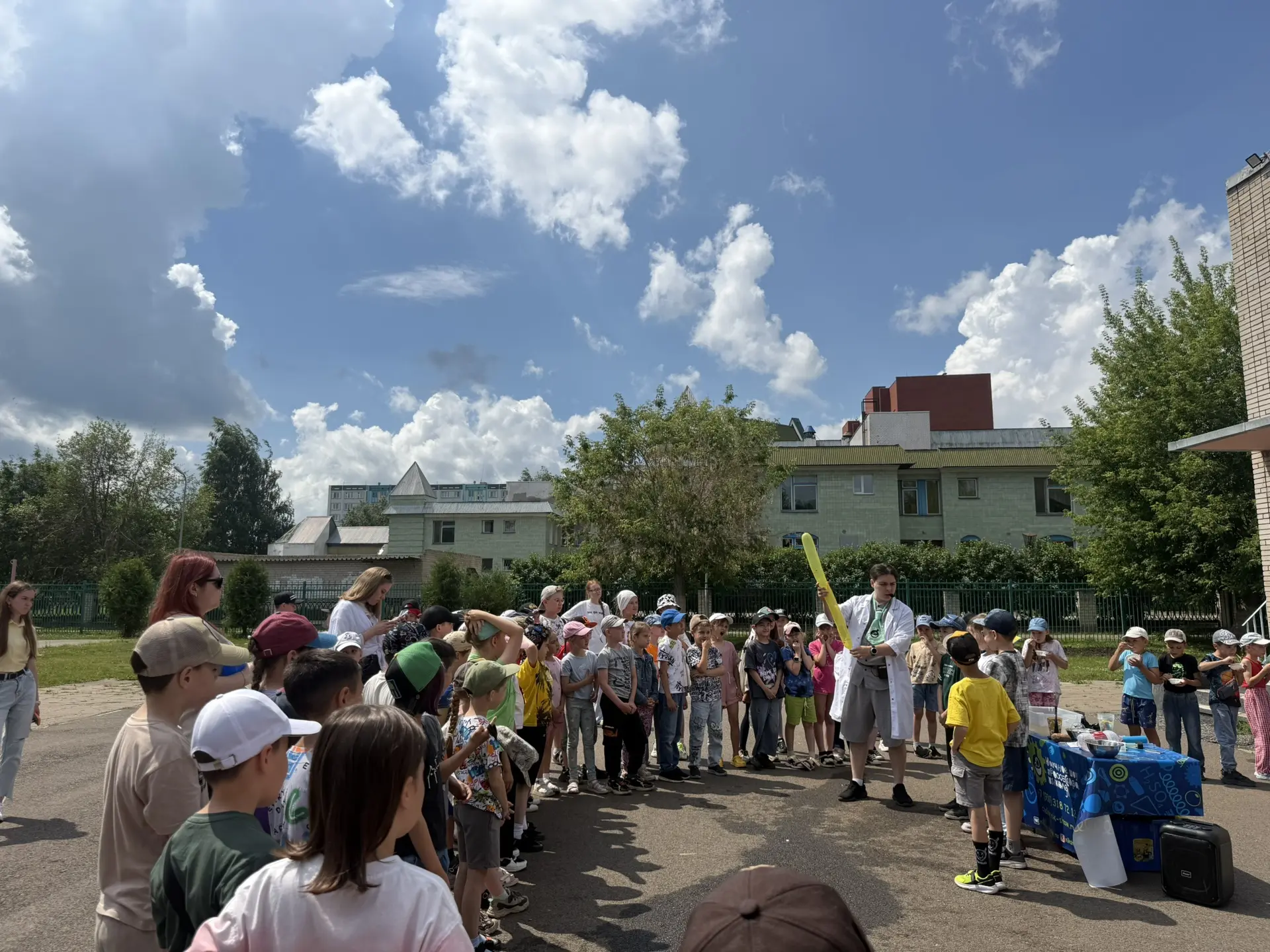 🧪🍦 День науки и веселья в нашем пришкольном лагере!

Вчера у нас было по-настоящему жарко и познав