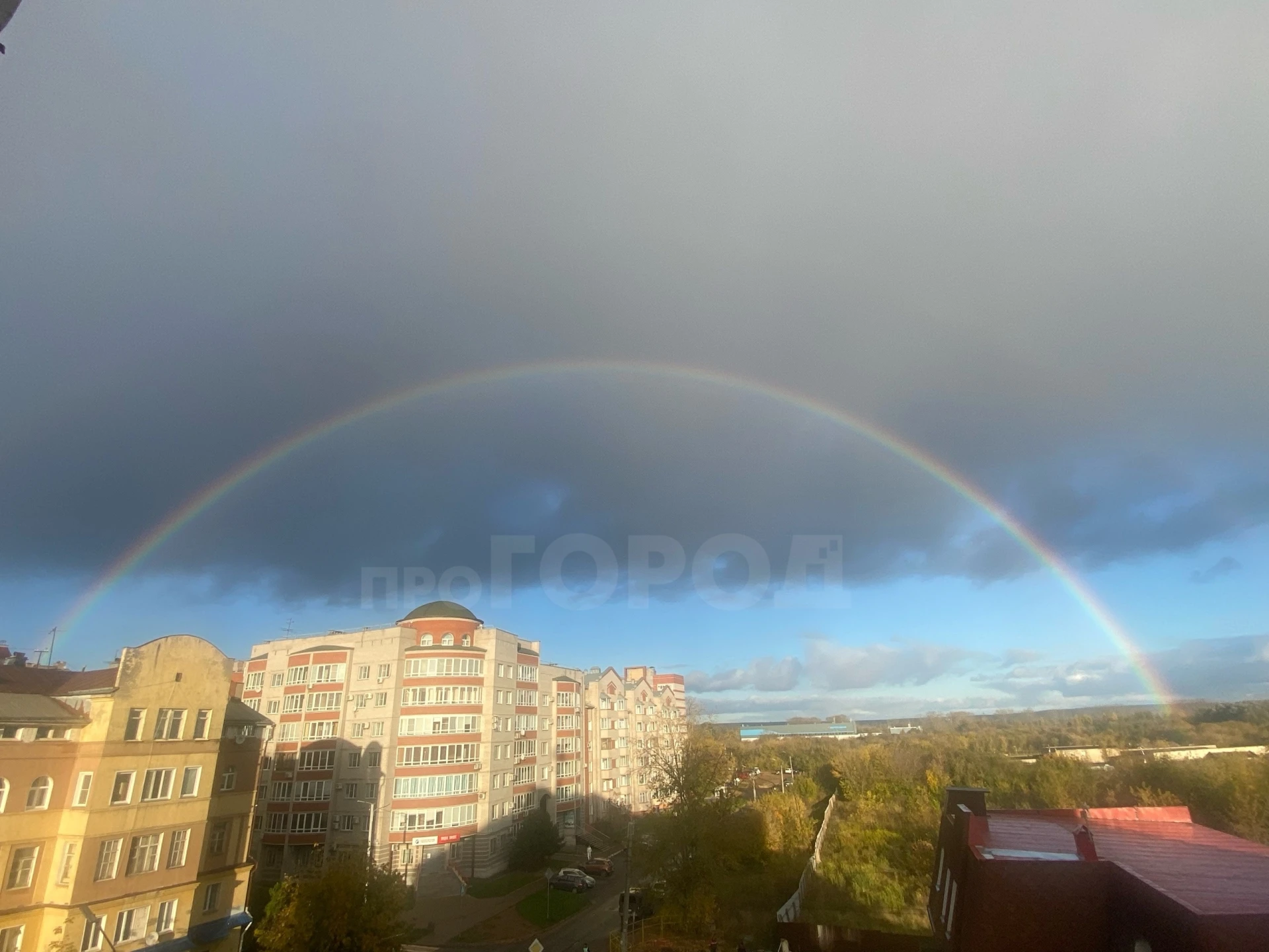 Полную радугу наблюдали сегодня горожане над Кировом.