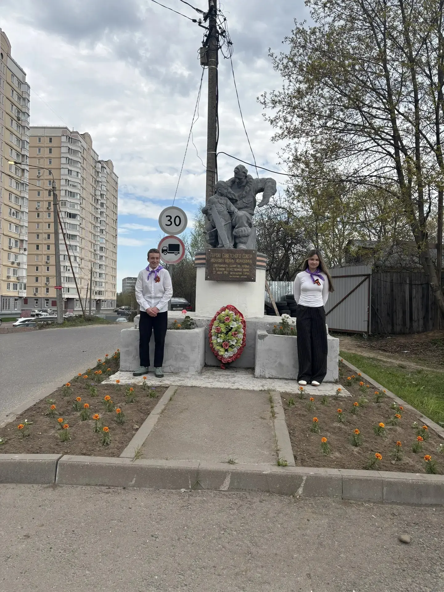 Ученики МБОО" Гимназия" продолжают нести  Вахту Памяти.  Учащиеся нашей гимназии продолжают  участие