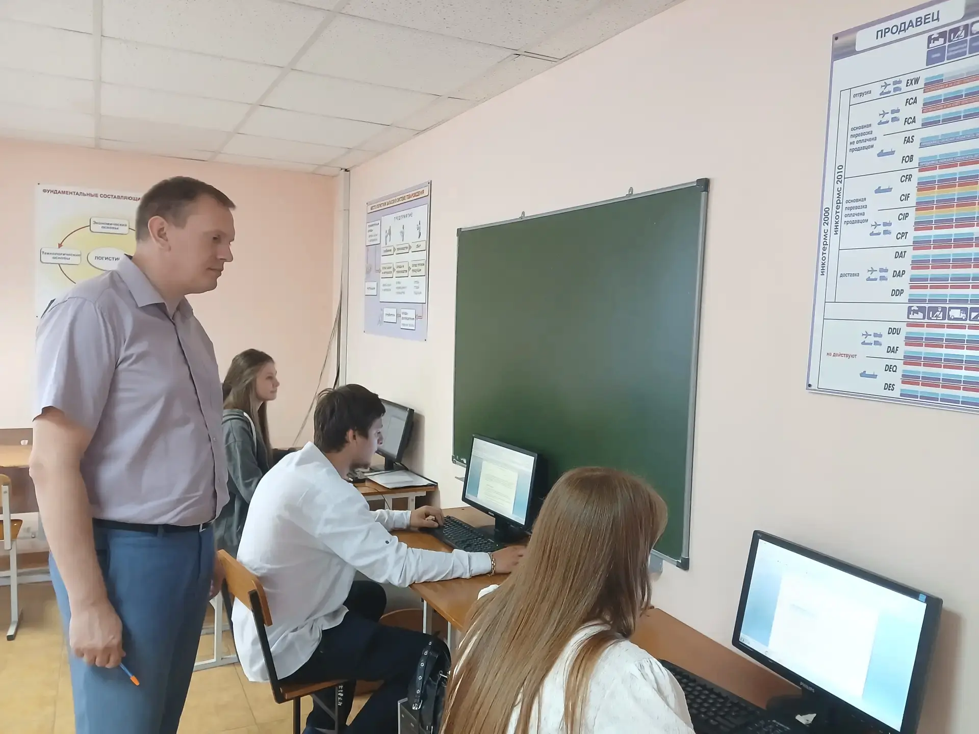👥Студенты 2 курса очно-заочной формы обучения экономического факультета продолжают работу над проек