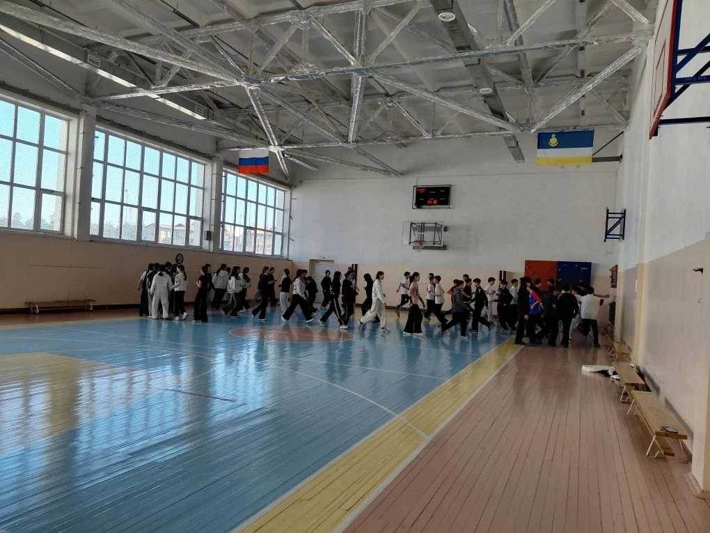 🇷🇺 Традиция укрепляет здоровье и командный дух! Сегодня день  начался  с бодрой «Зарядки с директоро