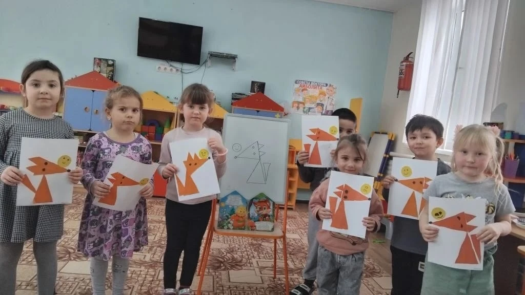 Сегодня  в старшей группе "Почемучки" прошло занятие по аппликации: «Лиса и колобок». Р...