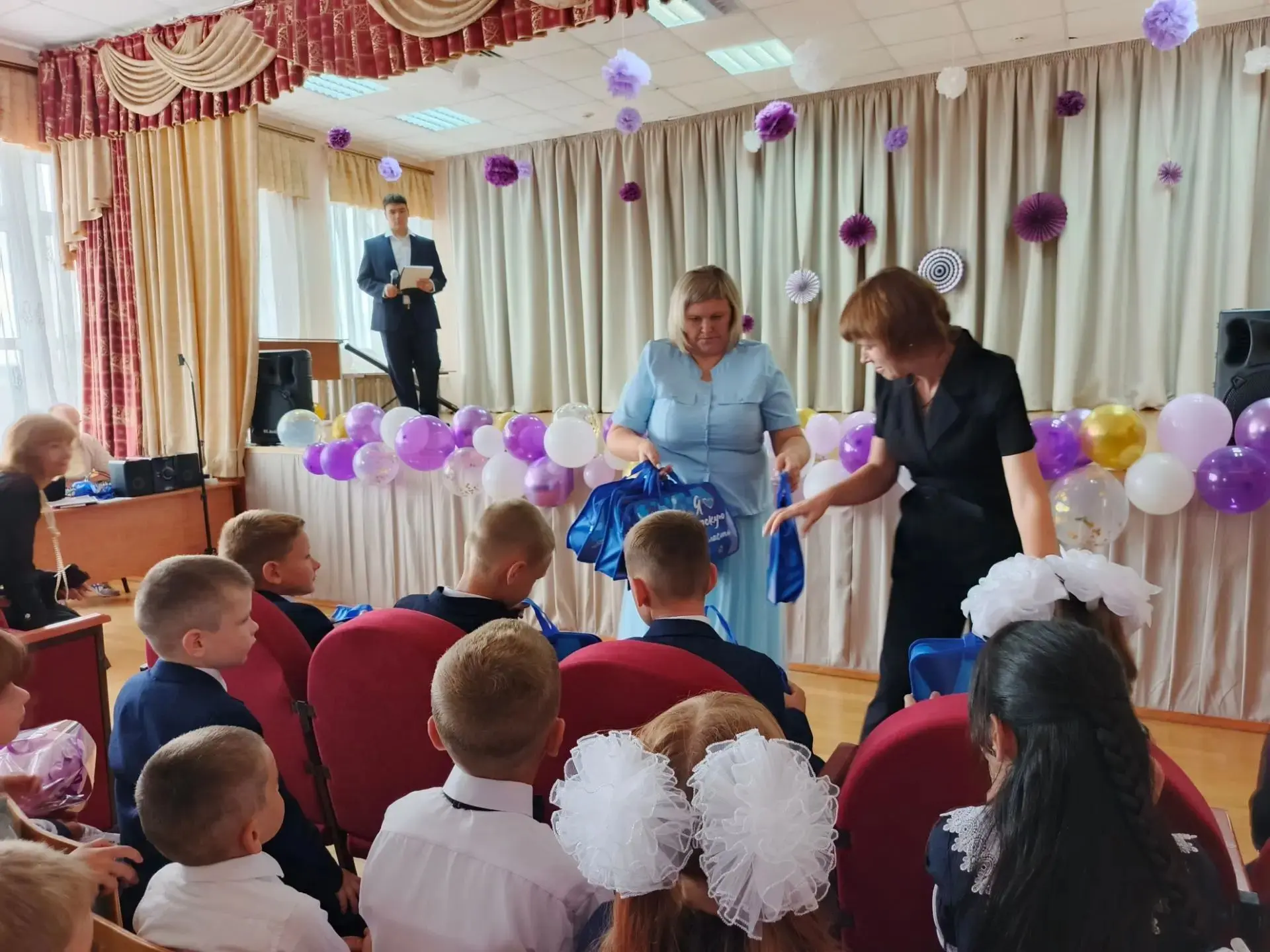 В День знаний, каждый первоклассник региона получил в подарок набор от губернатора Курс...